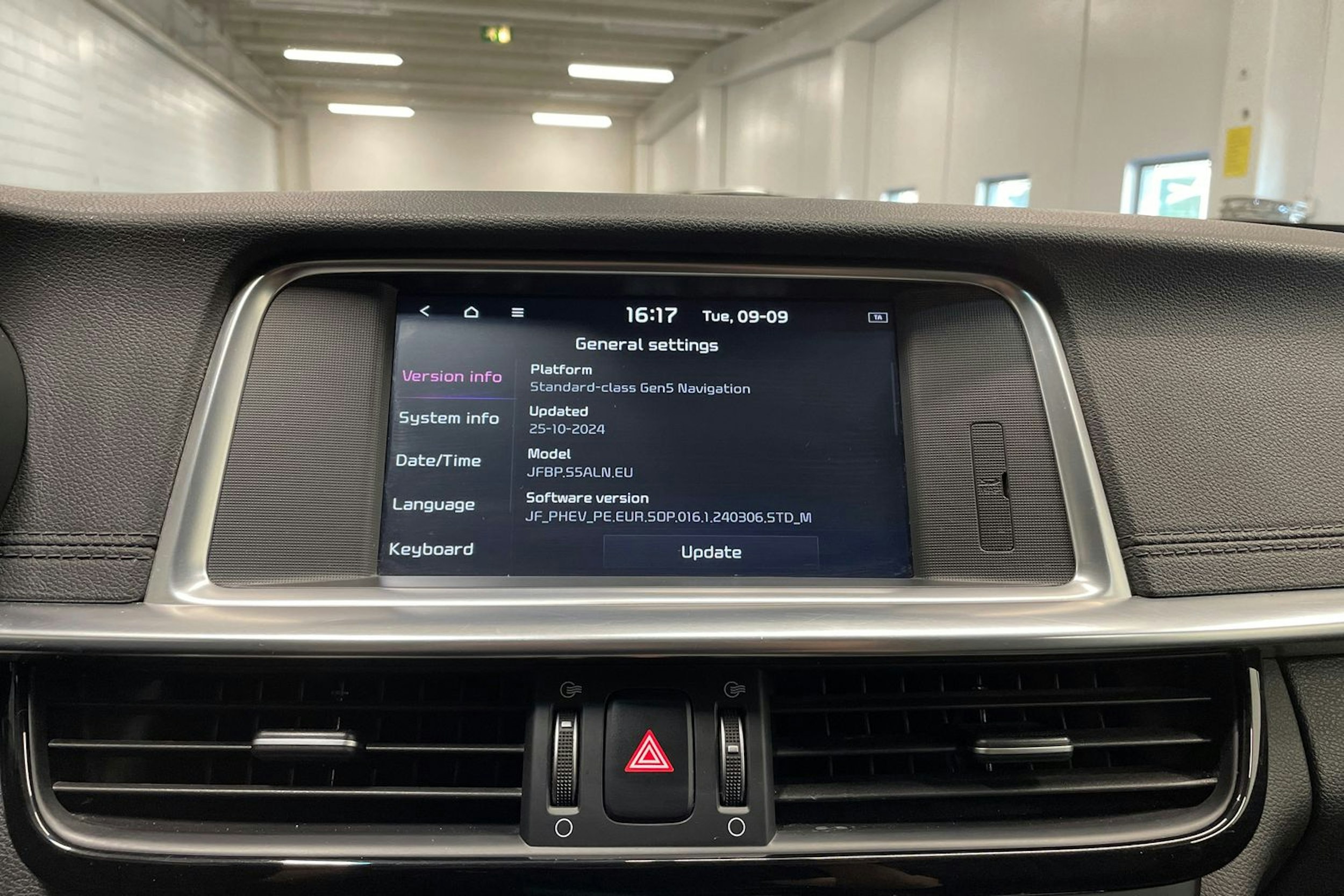 valkoinen Kia Optima 2019 kuva 20.