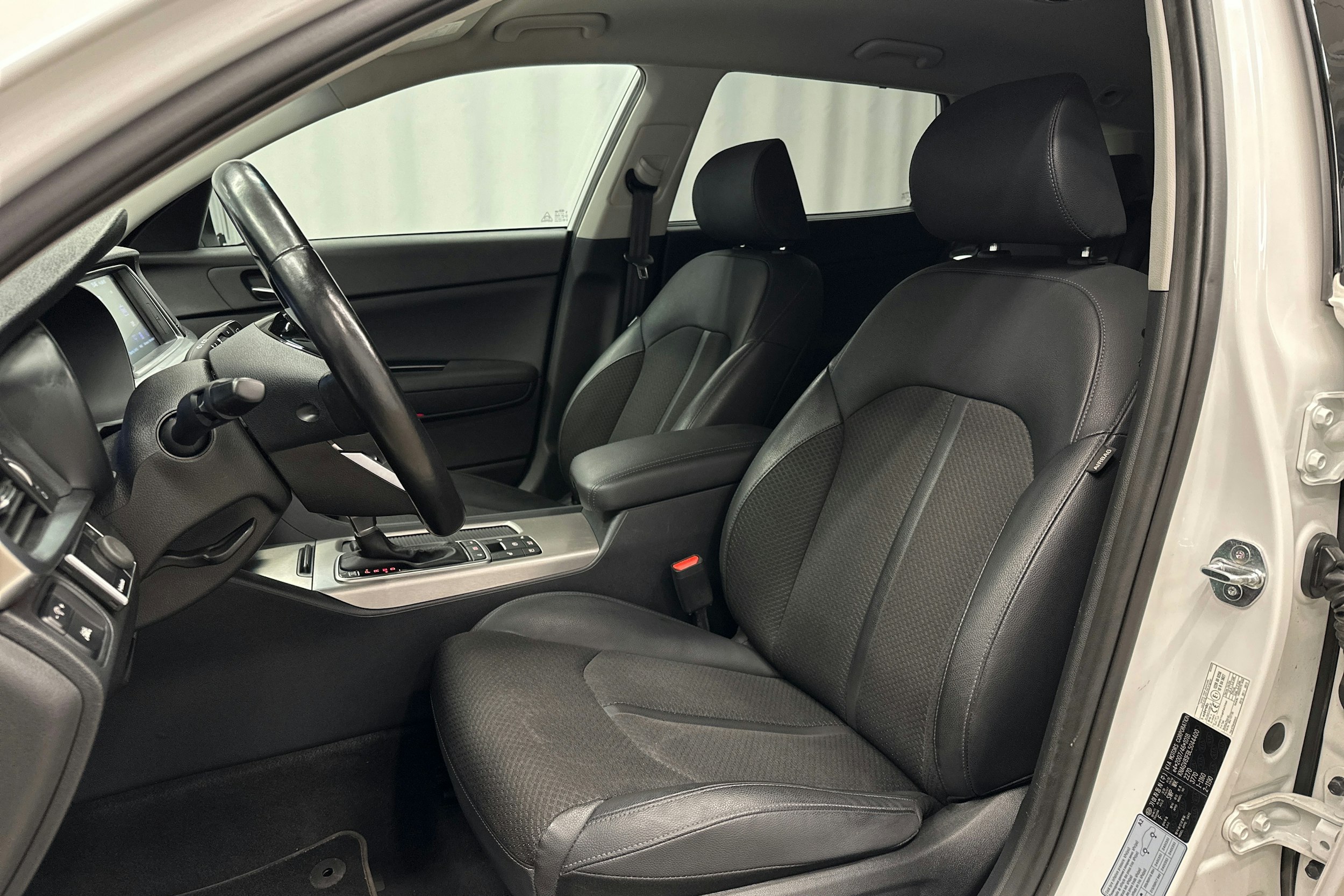 valkoinen Kia Optima 2020 kuva 17.