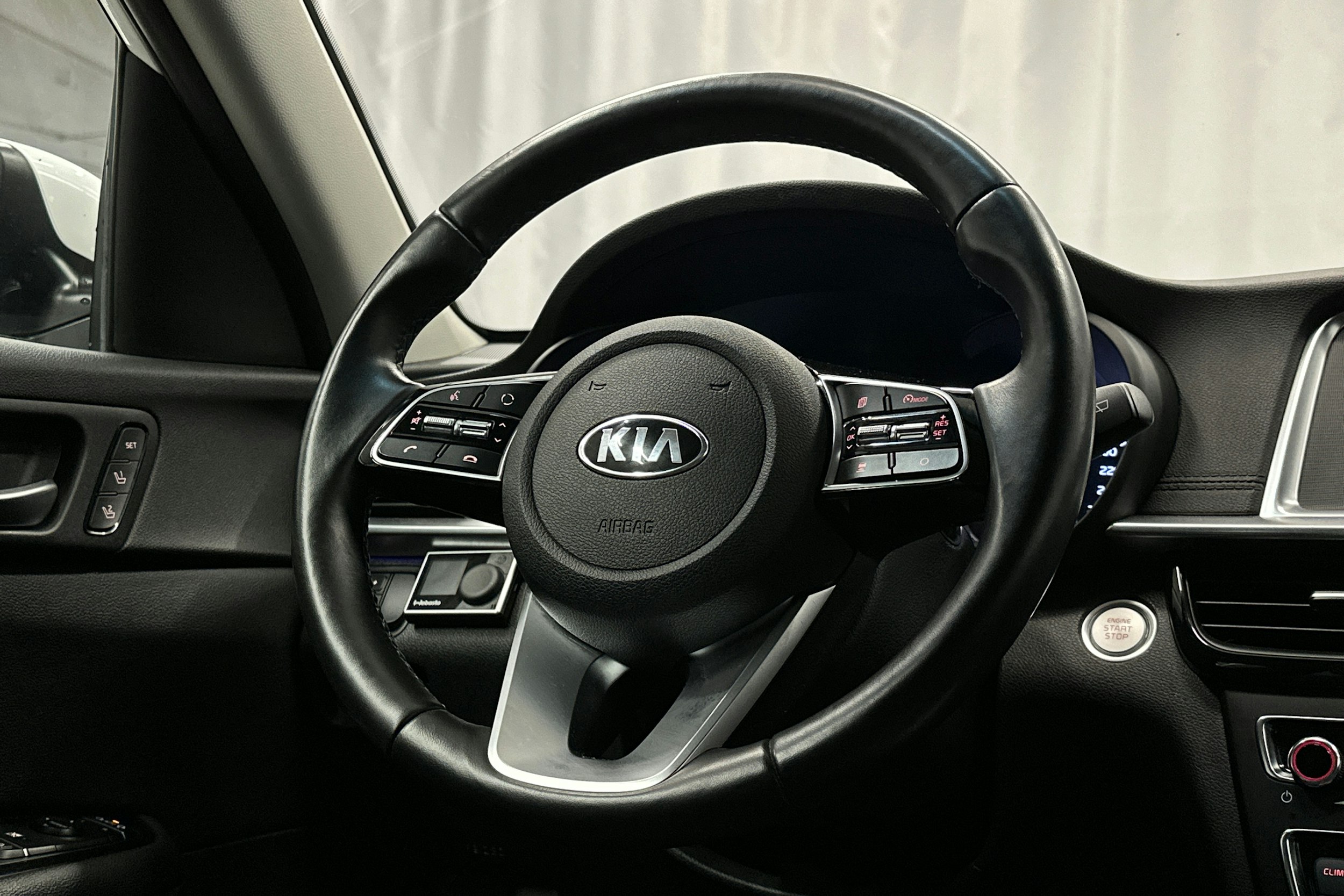 valkoinen Kia Optima 2020 kuva 17.