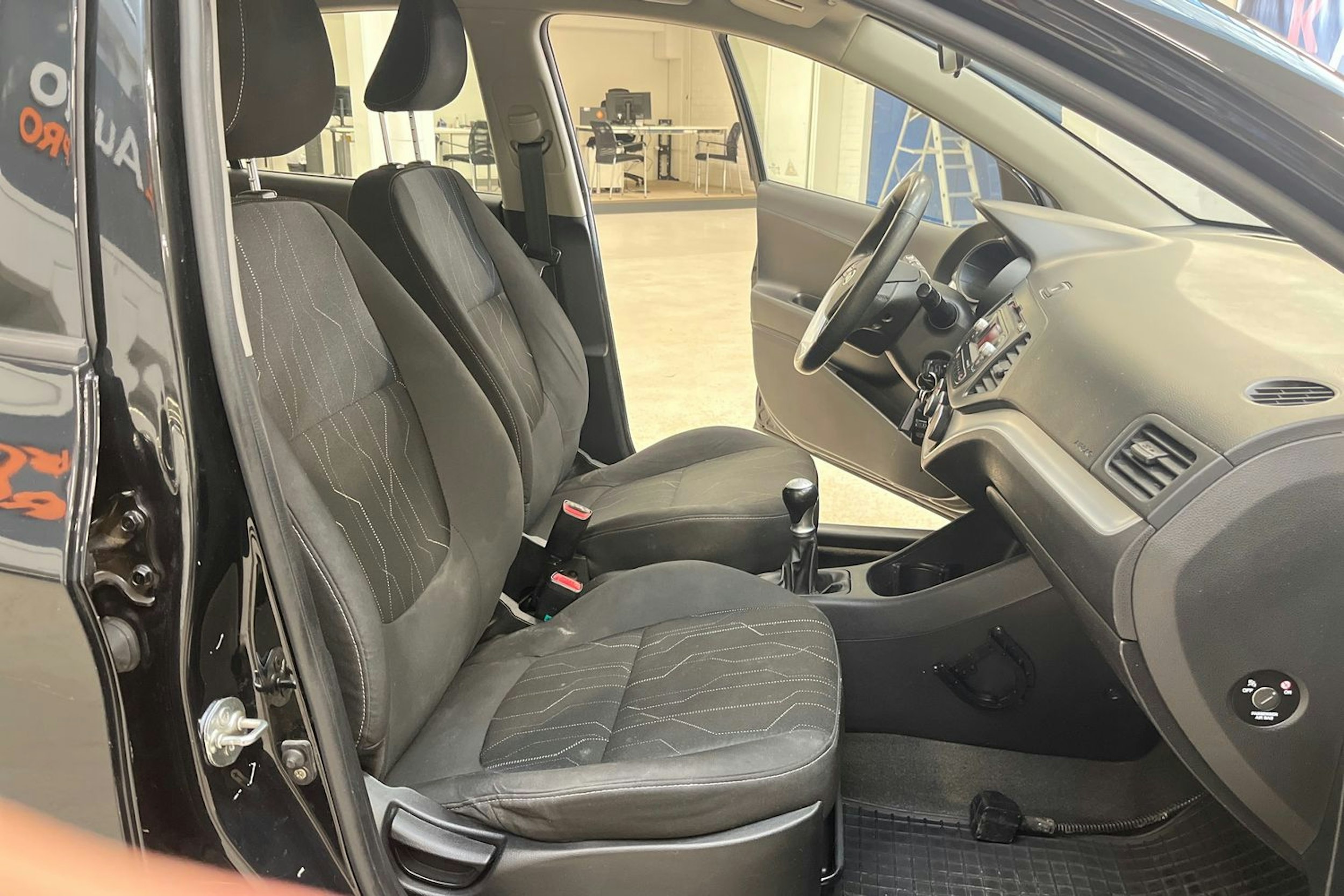 musta Kia Picanto 2012 kuva 12.