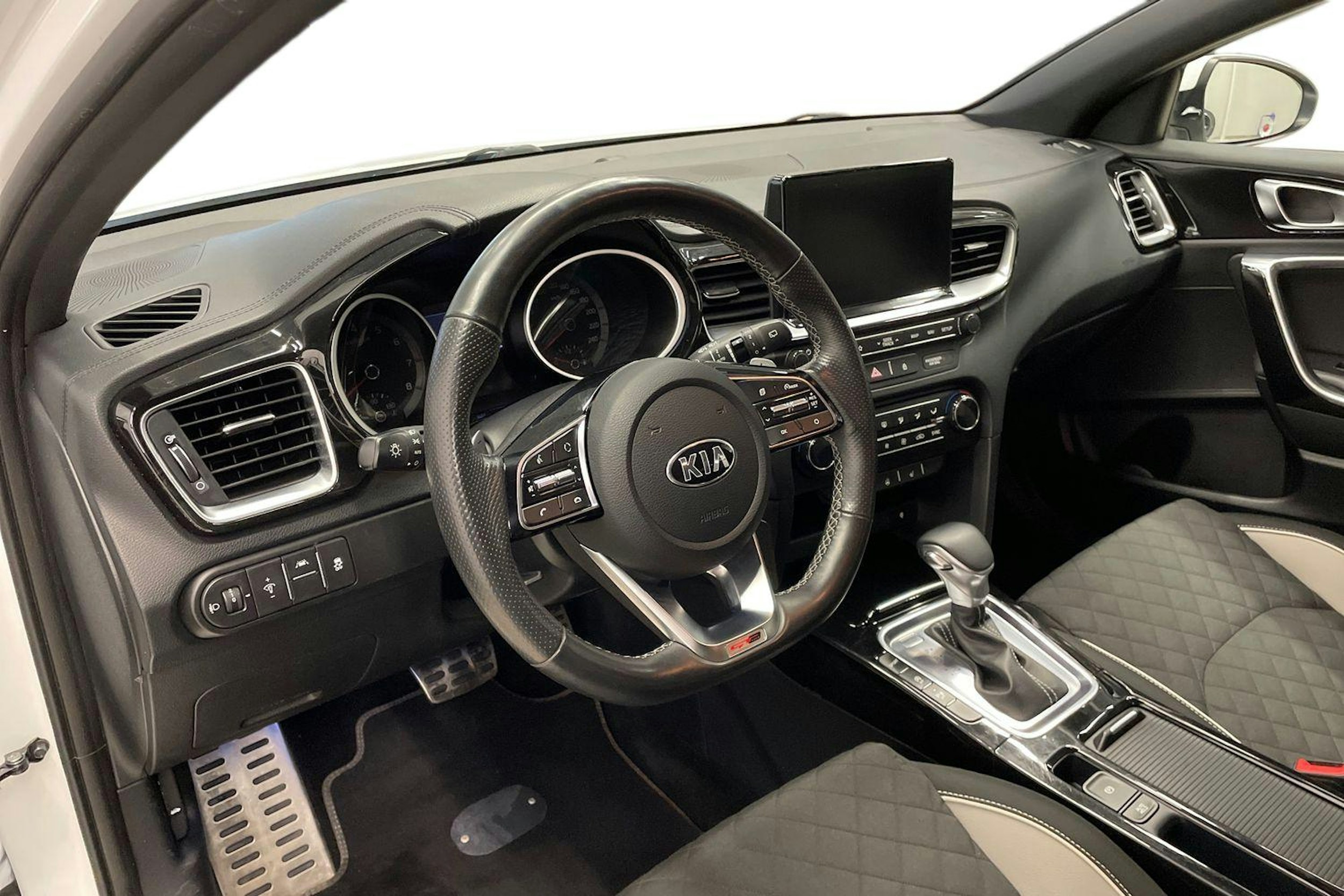 valkoinen Kia ProCeed 2019 kuva 7.