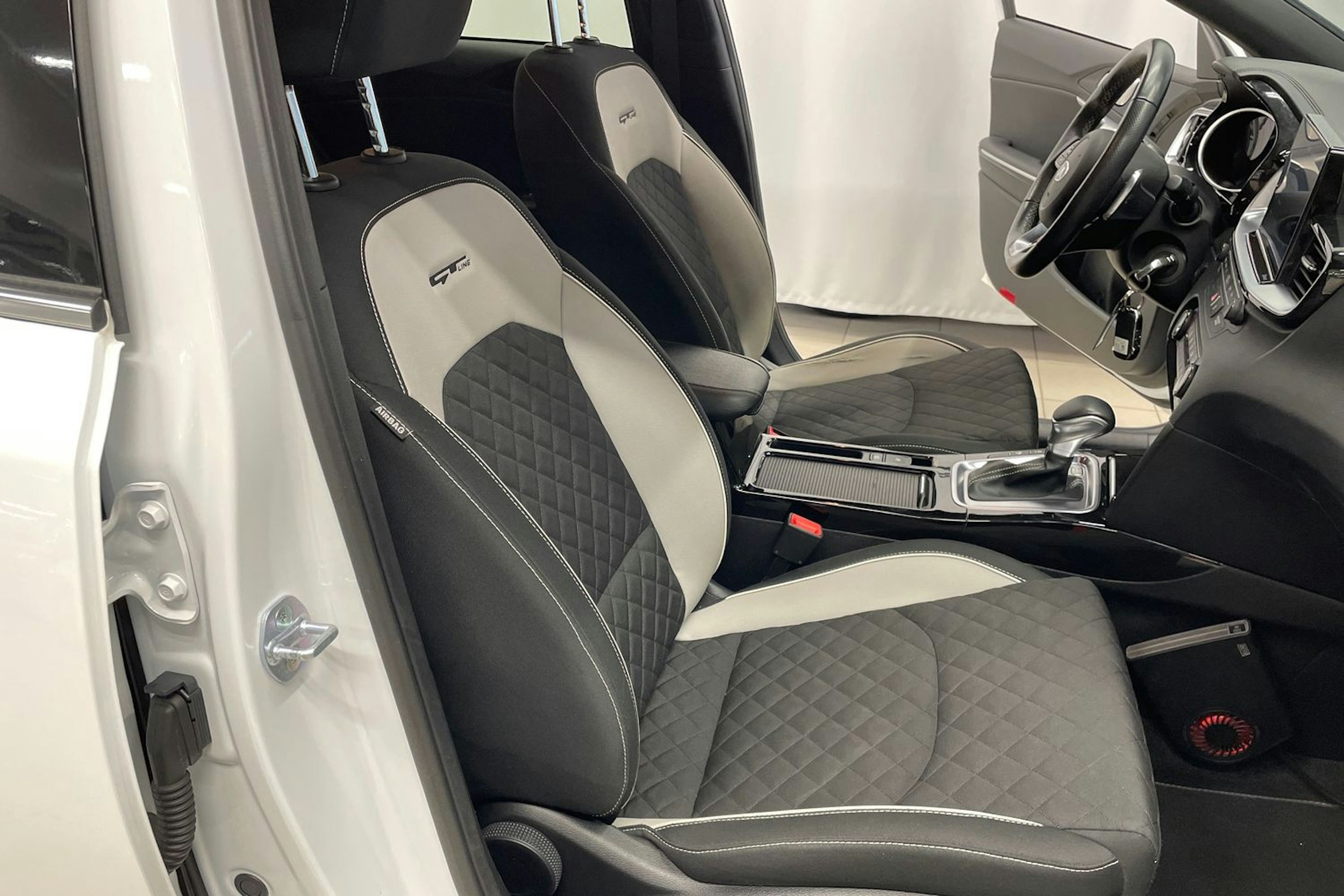 valkoinen Kia ProCeed 2019 kuva 26.