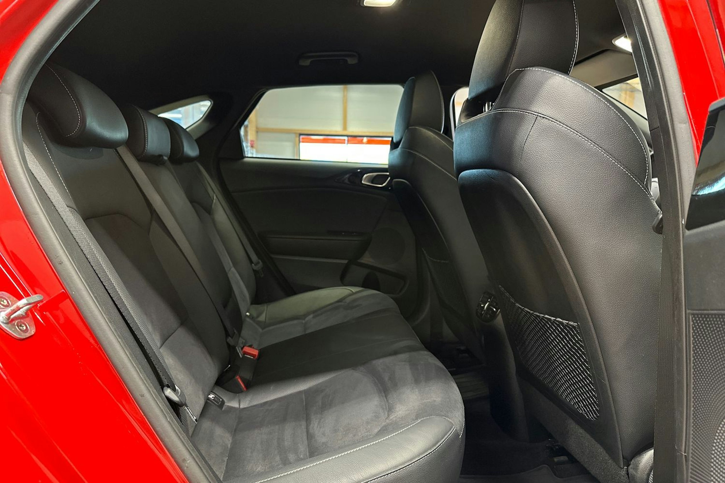 punainen Kia ProCeed 2019 kuva 16.