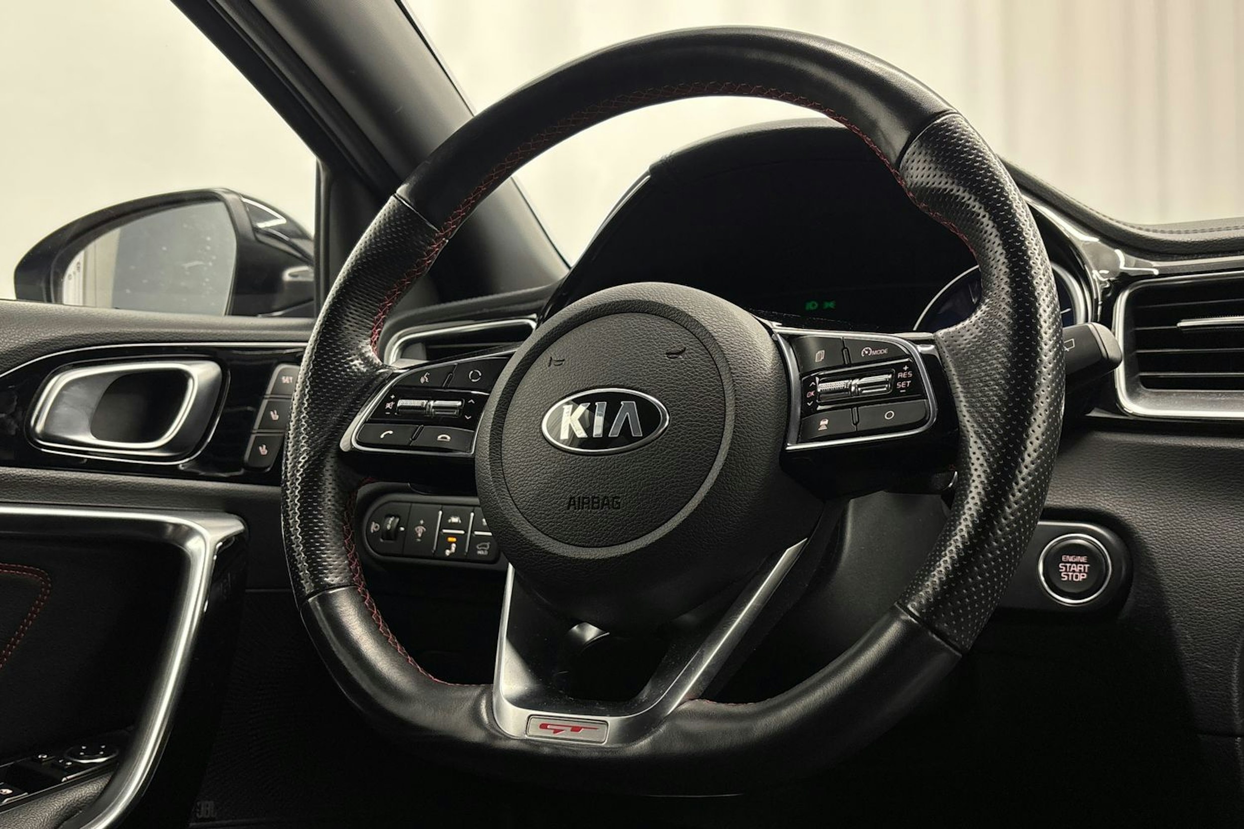 sininen Kia ProCeed 2019 kuva 16.