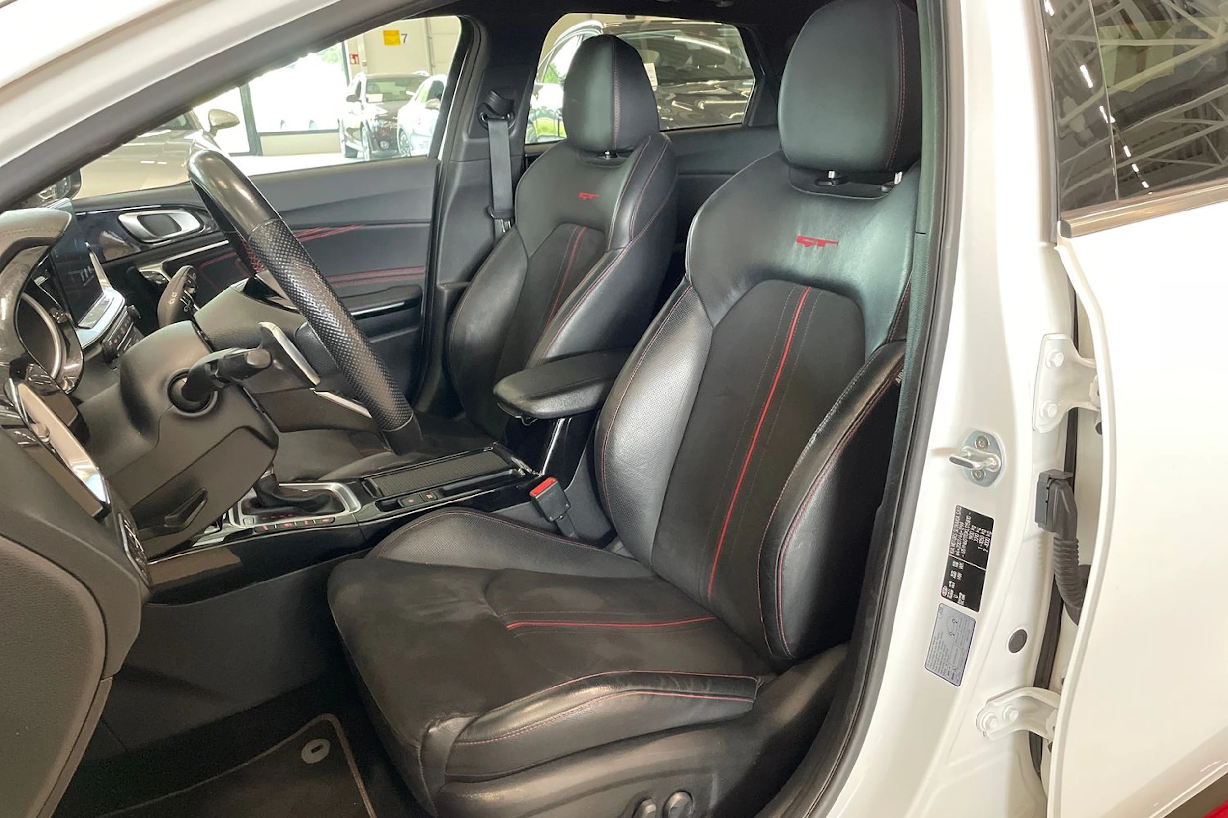 valkoinen Kia ProCeed 2019 kuva 11.