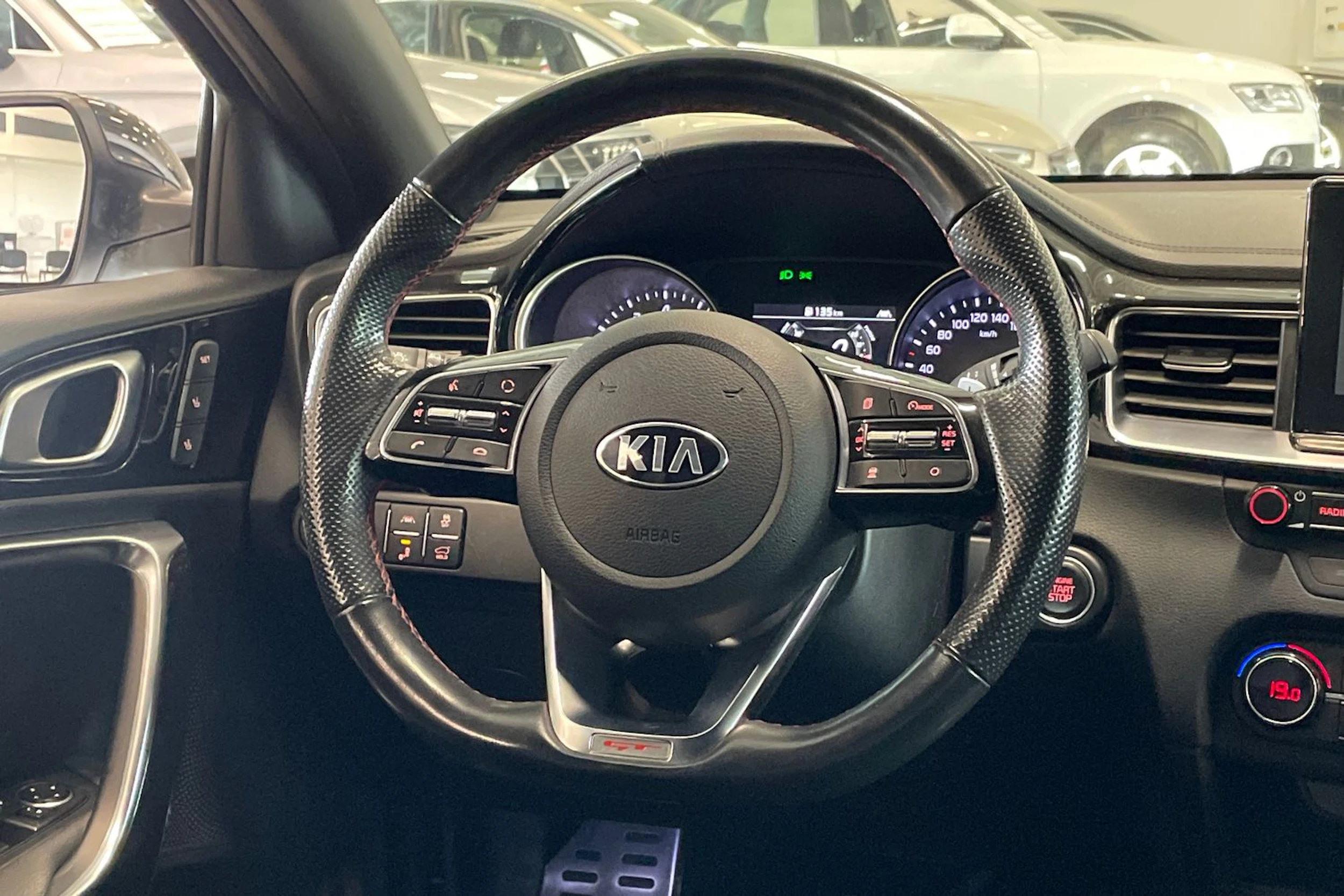 valkoinen Kia ProCeed 2019 kuva 14.