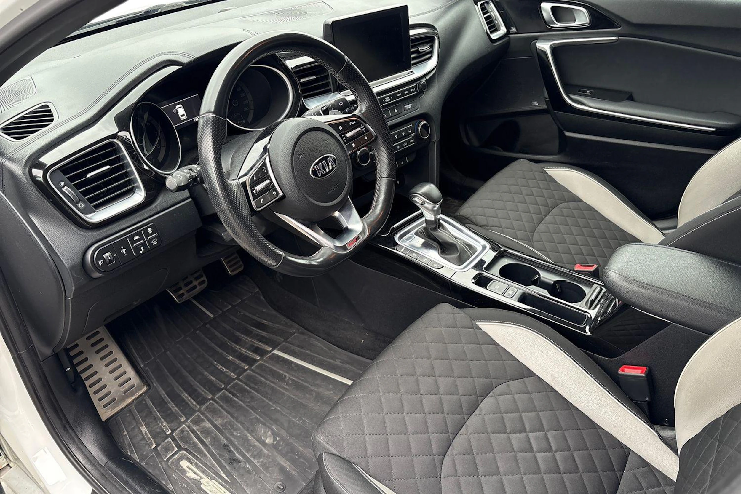 valkoinen Kia ProCeed 2019 kuva 3.