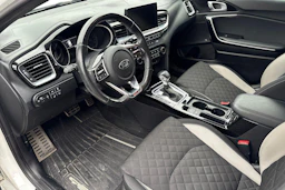 valkoinen Kia ProCeed 2019 kuva 3.