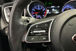 punainen Kia ProCeed 2020 kuva 24.