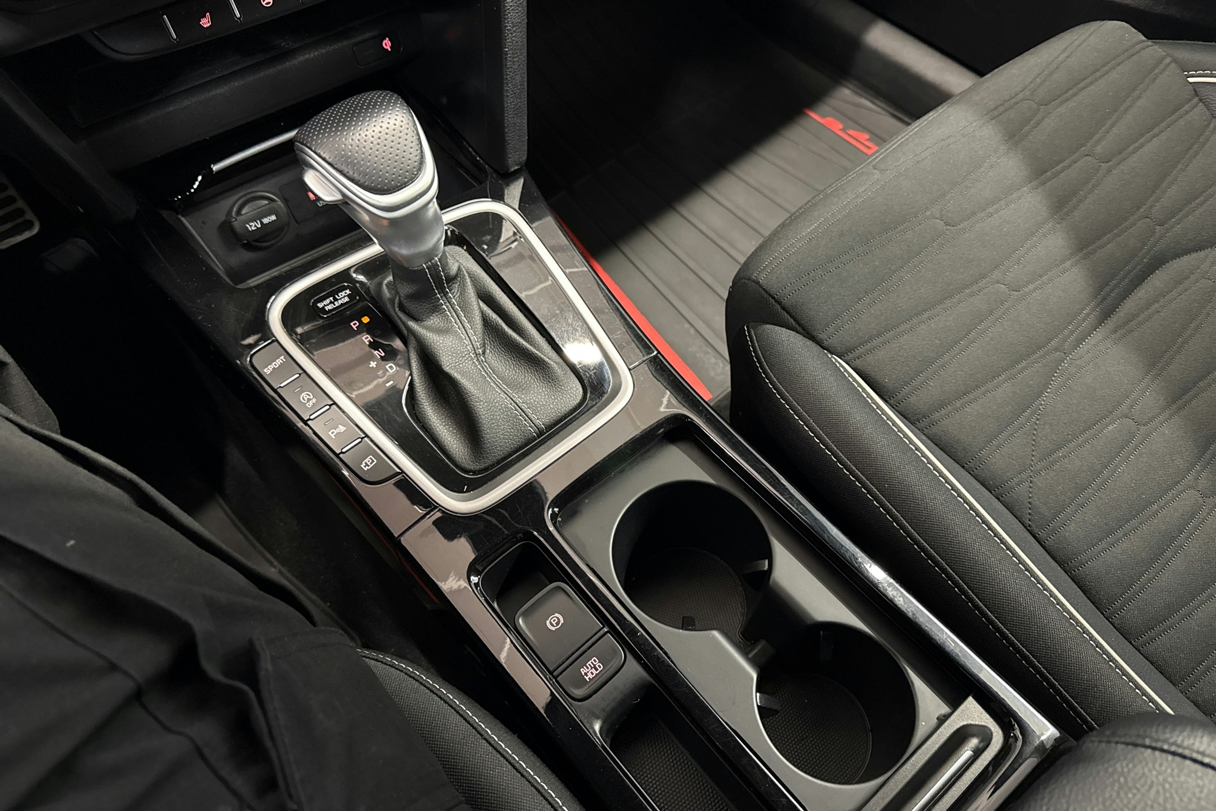 punainen Kia ProCeed 2022 kuva 19.