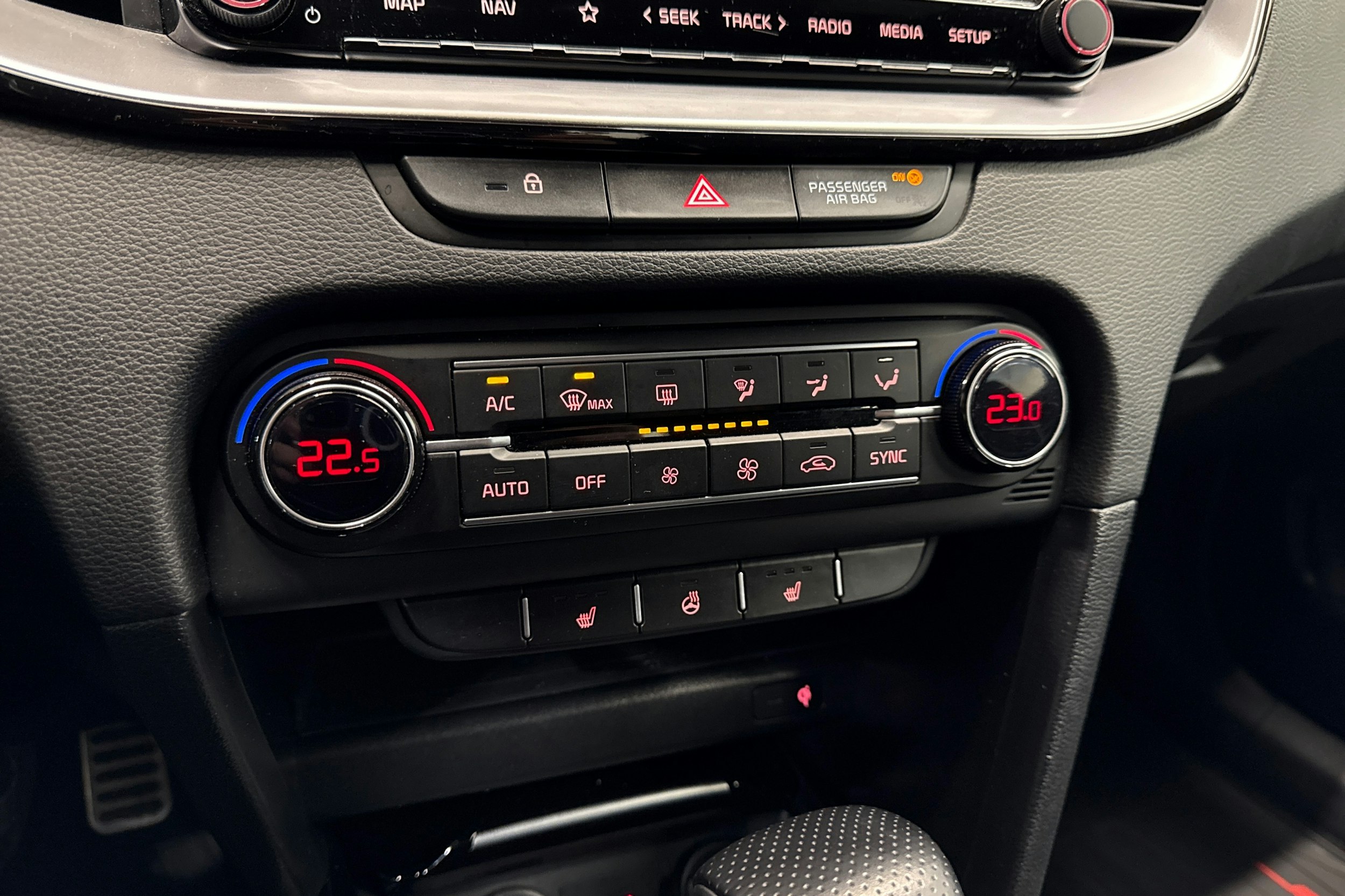 punainen Kia ProCeed 2022 kuva 20.