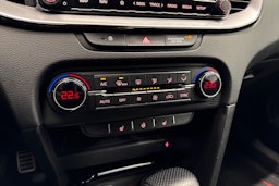 punainen Kia ProCeed 2022 kuva 20.