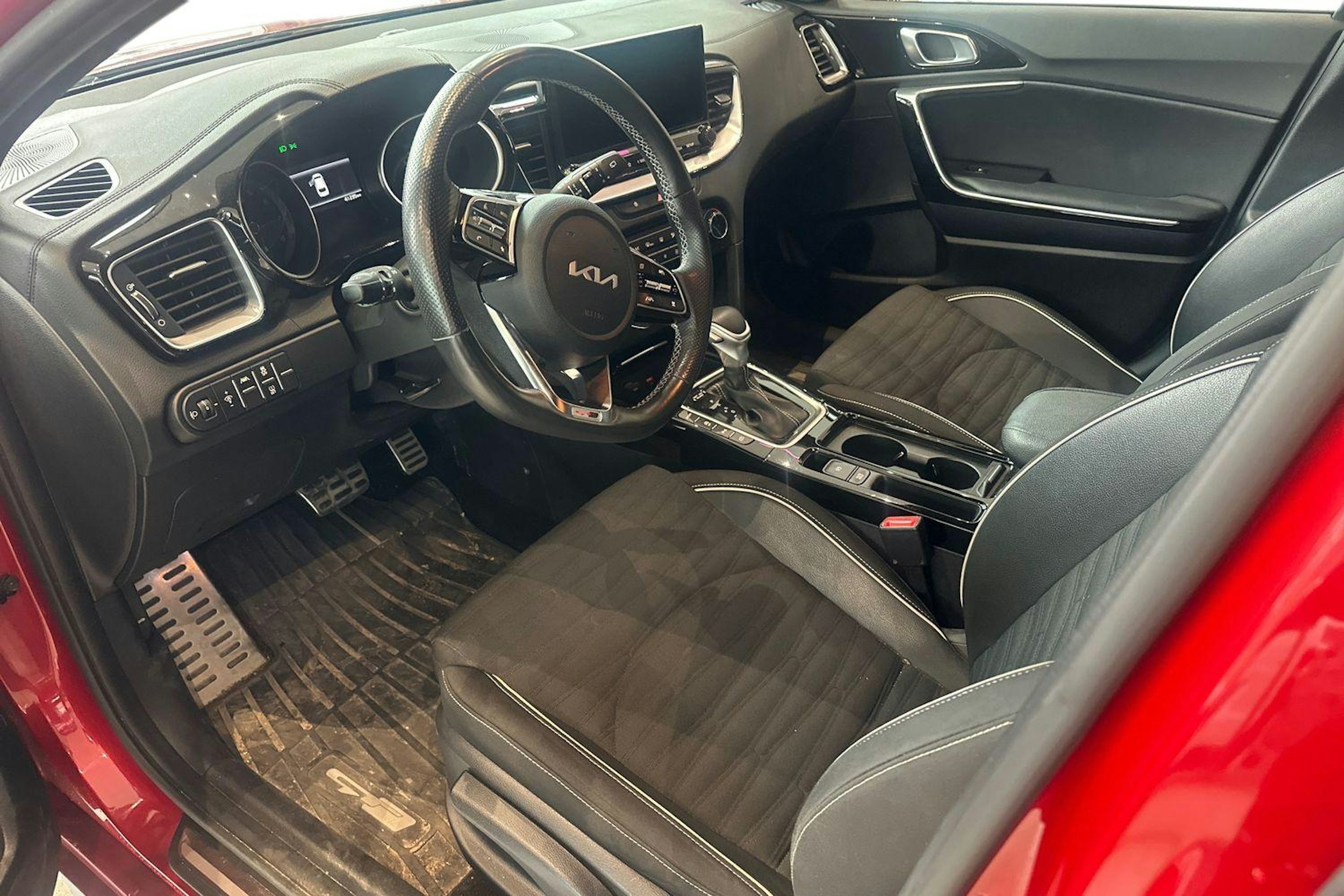 punainen Kia ProCeed 2023 kuva 3.