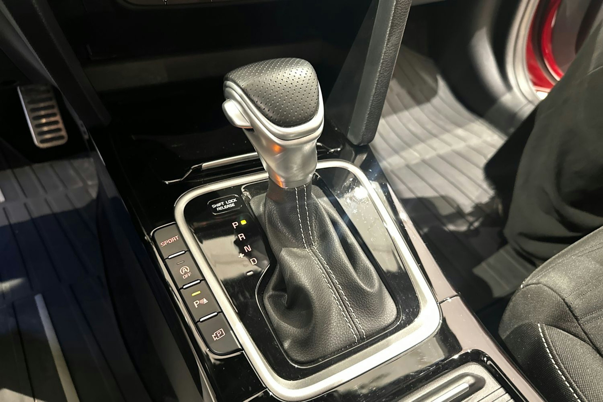 punainen Kia ProCeed 2024 kuva 17.