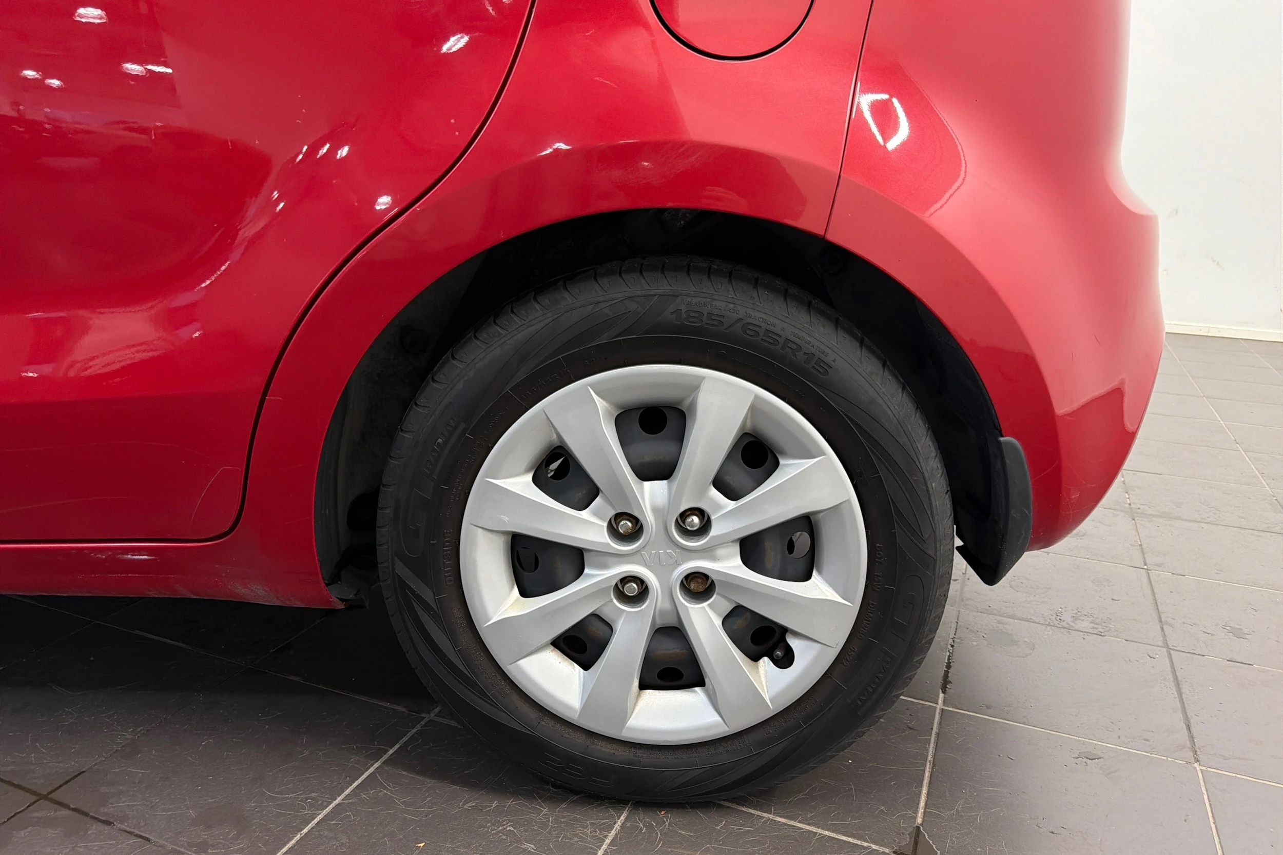 Punainen Kia Rio 2012 kuva 10.