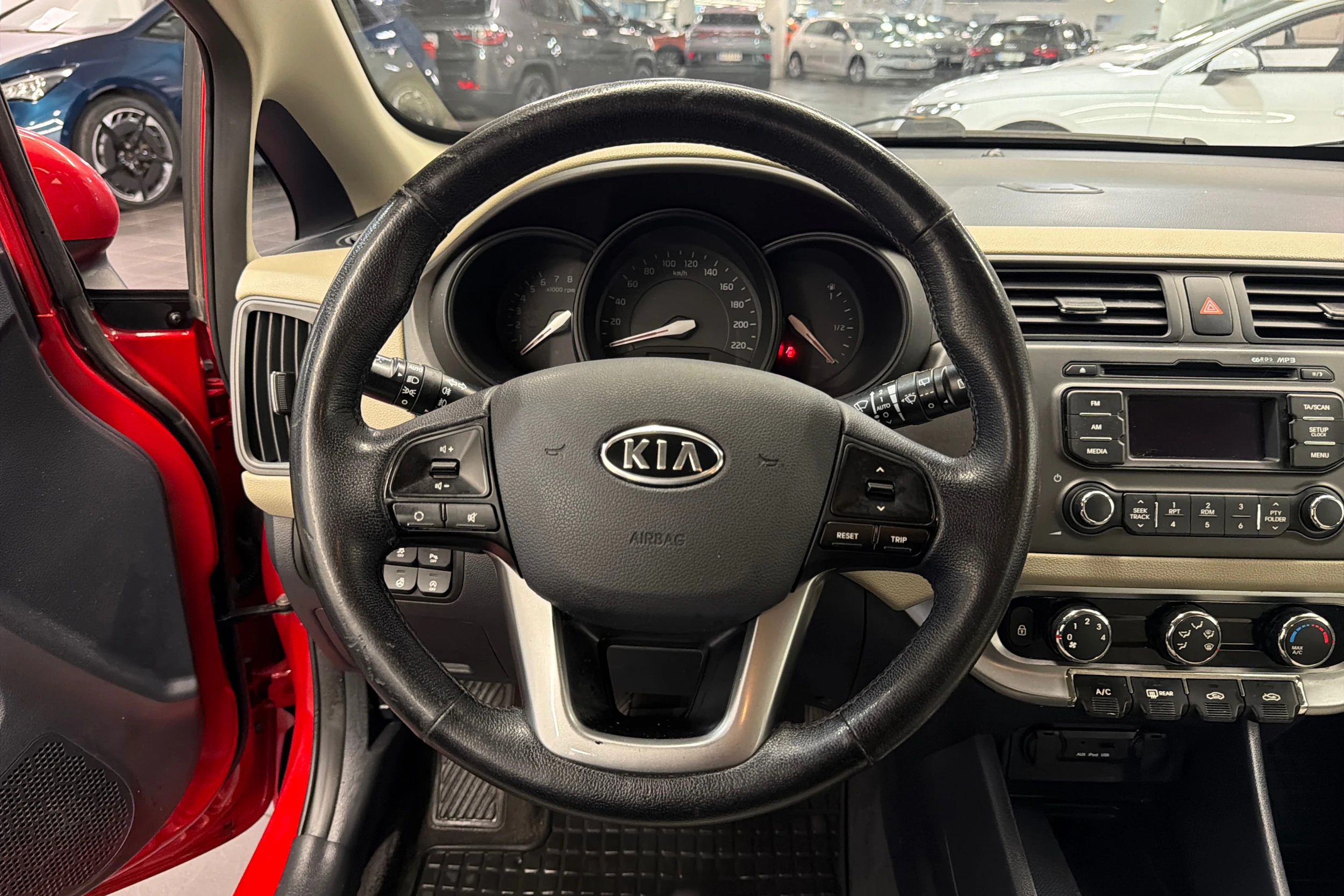 Punainen Kia Rio 2012 kuva 11.