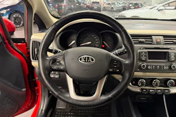 Punainen Kia Rio 2012 kuva 11.