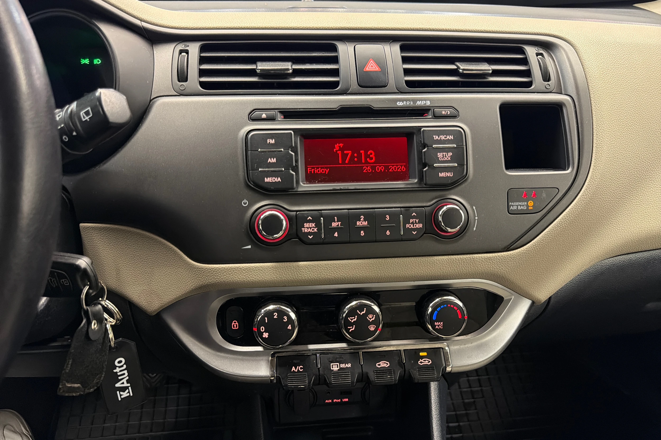 Punainen Kia Rio 2012 kuva 12.