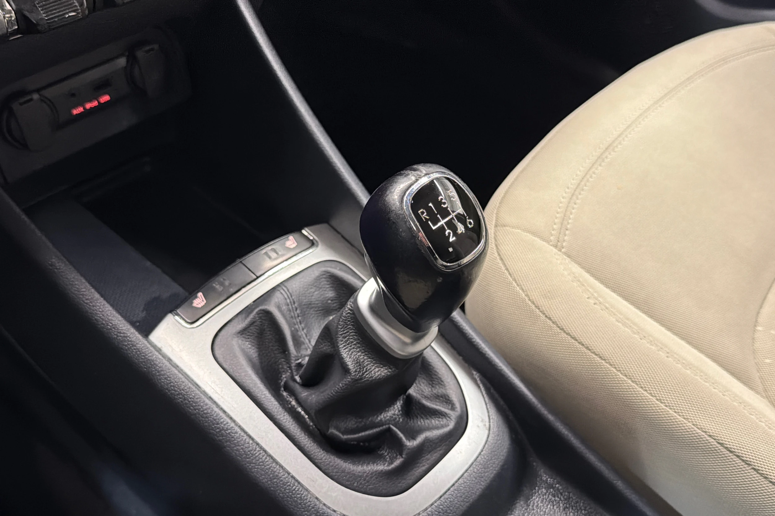 Punainen Kia Rio 2012 kuva 15.