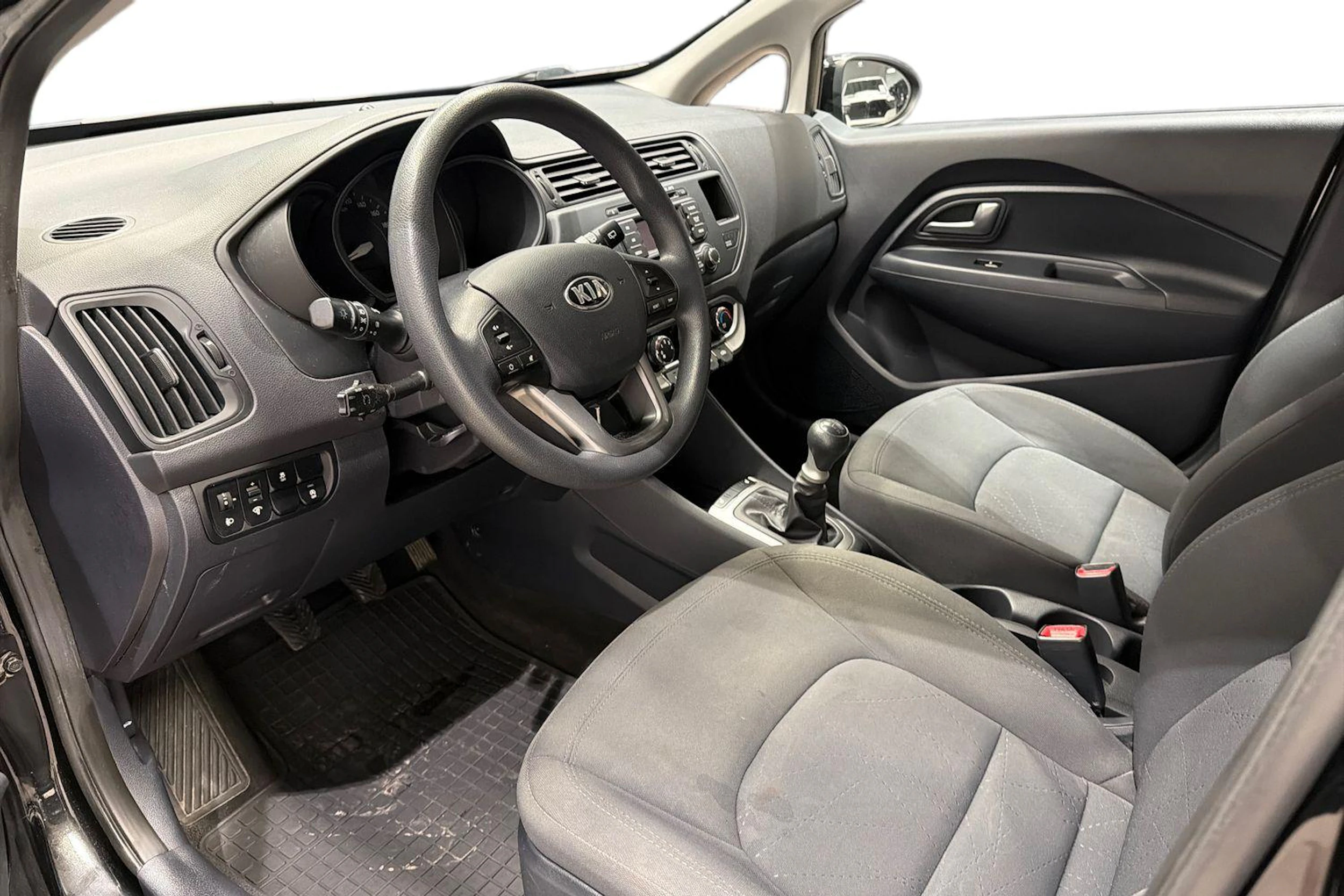 Musta Kia Rio 2013 kuva 6.