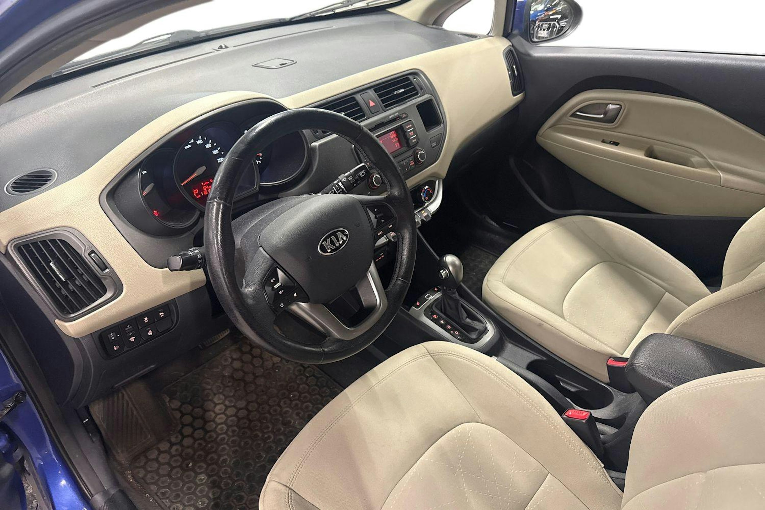 sininen Kia Rio 2013 kuva 3.
