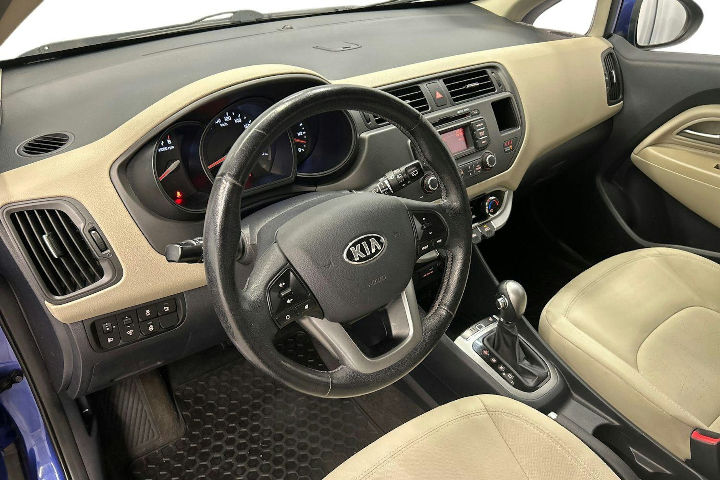 sininen Kia Rio 2013 kuva 7.