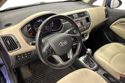 sininen Kia Rio 2013 kuva 7.