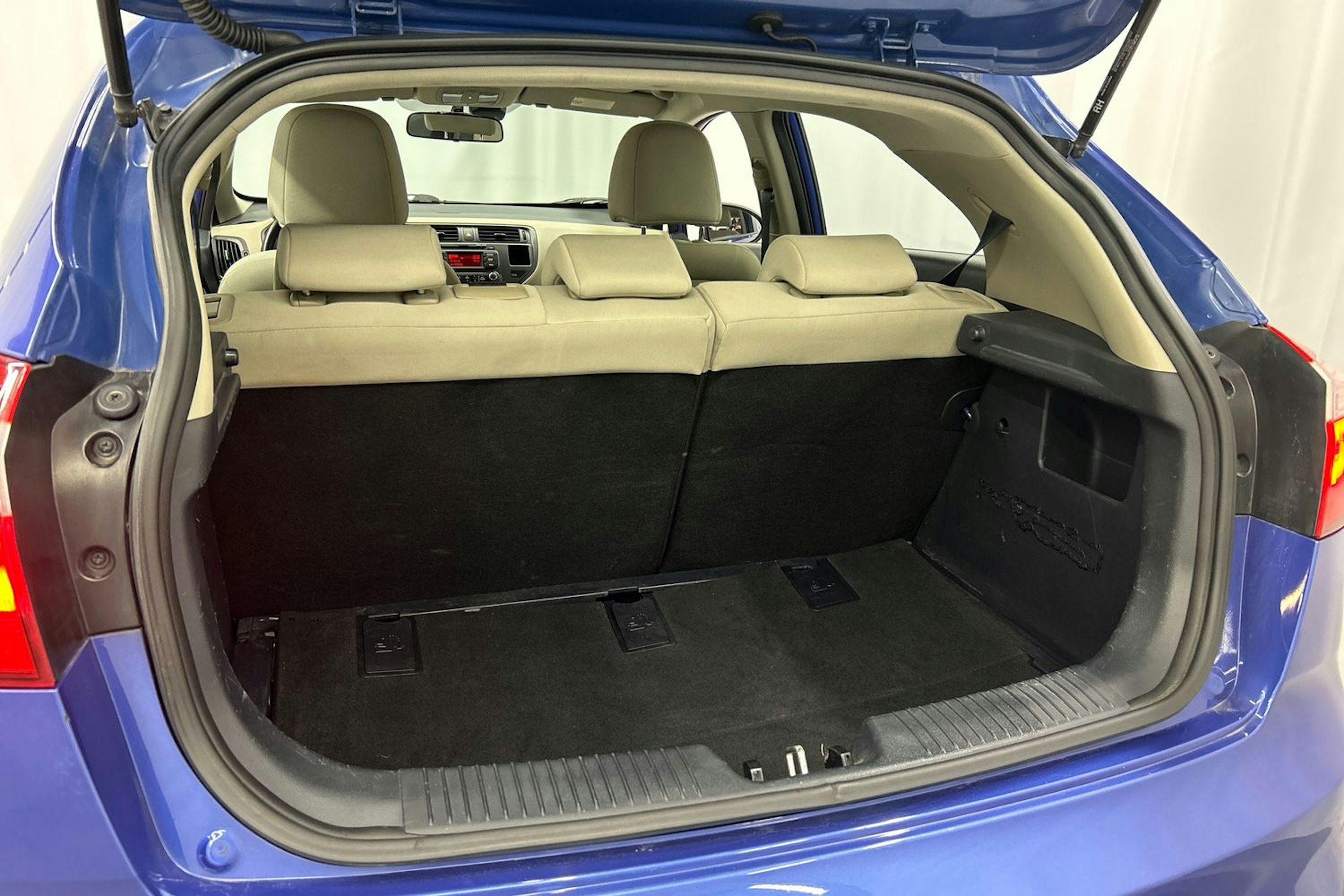 sininen Kia Rio 2013 kuva 15.