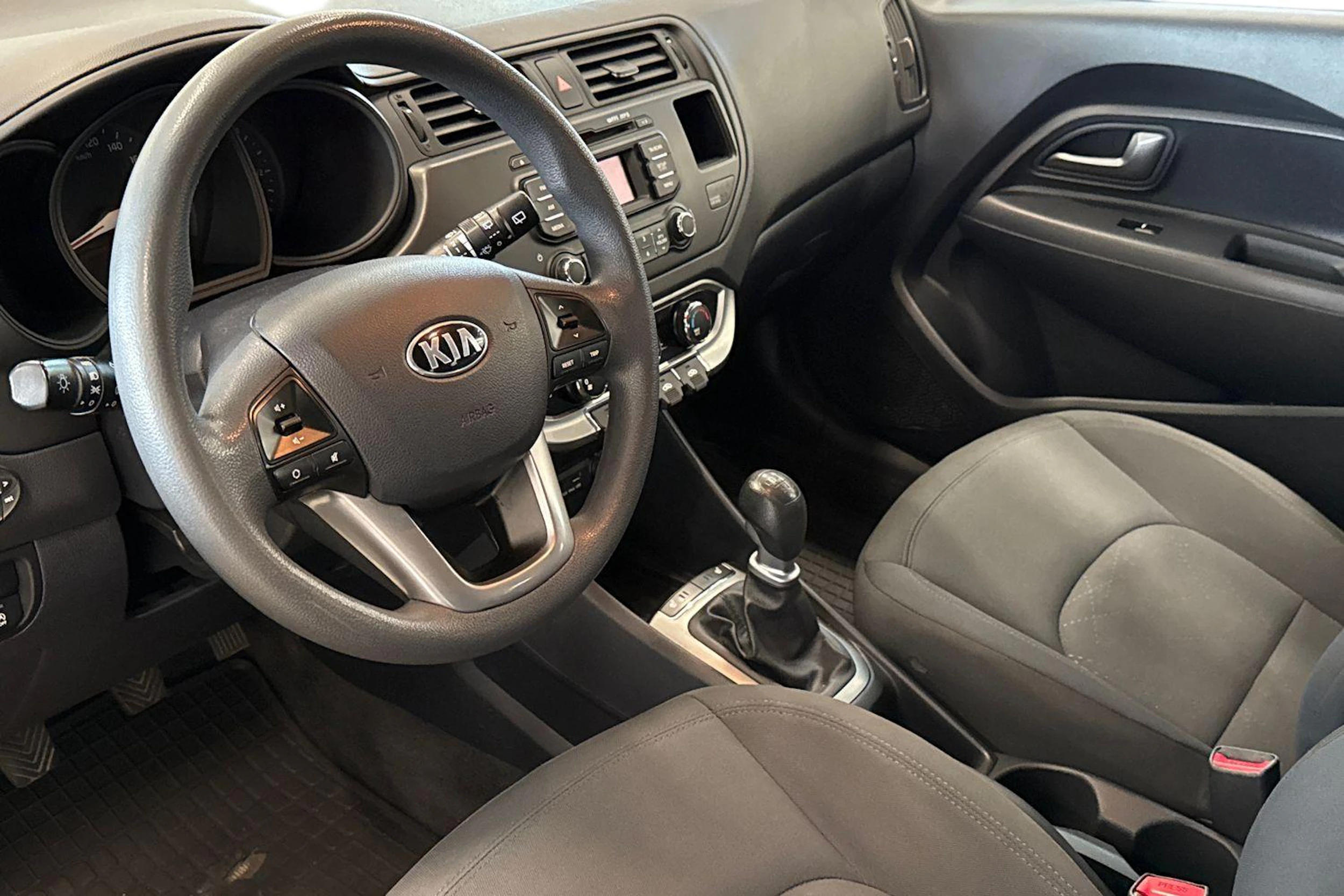 musta Kia Rio 2013 kuva 6.