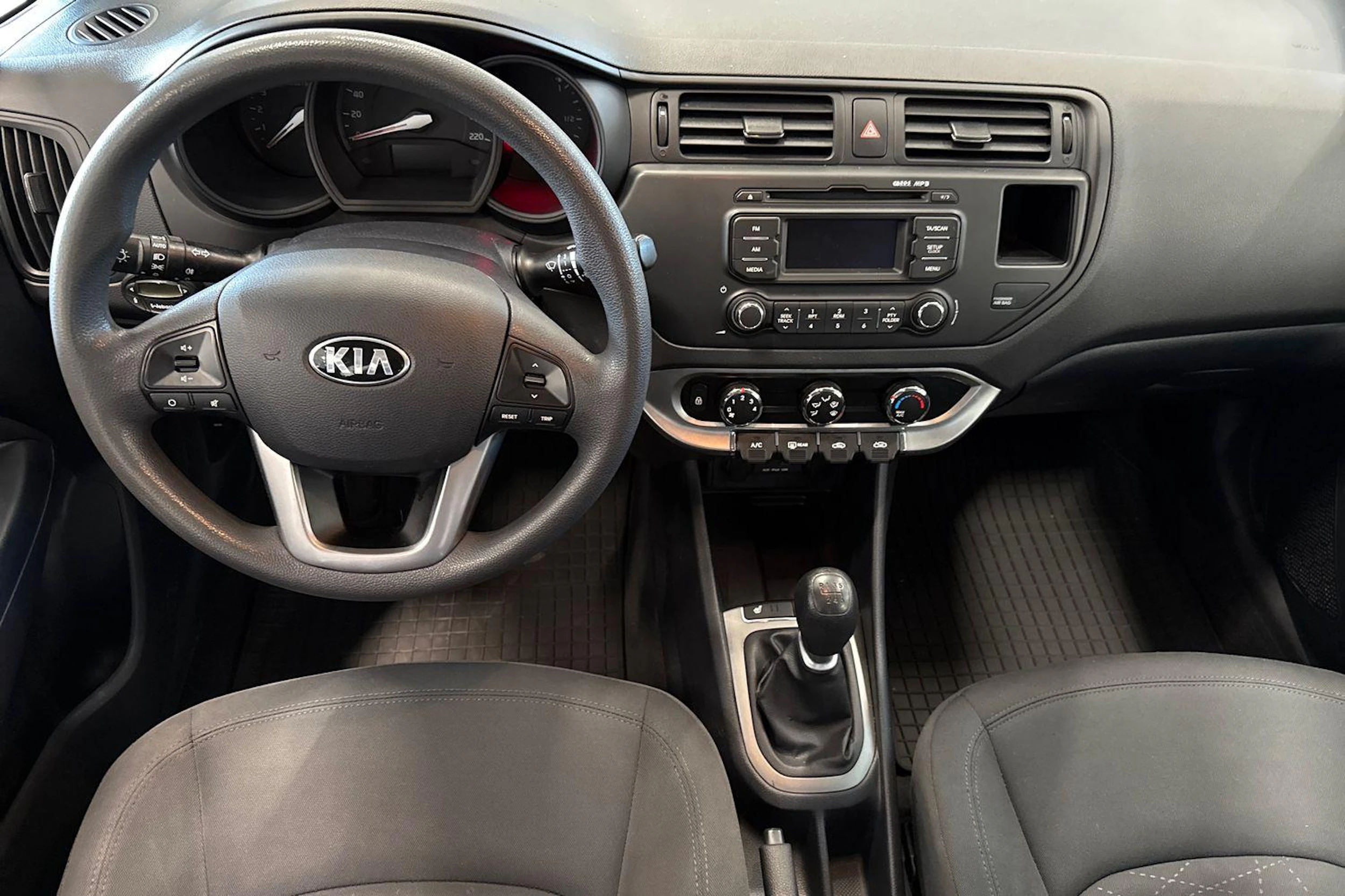 musta Kia Rio 2013 kuva 7.