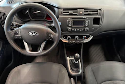 musta Kia Rio 2013 kuva 7.