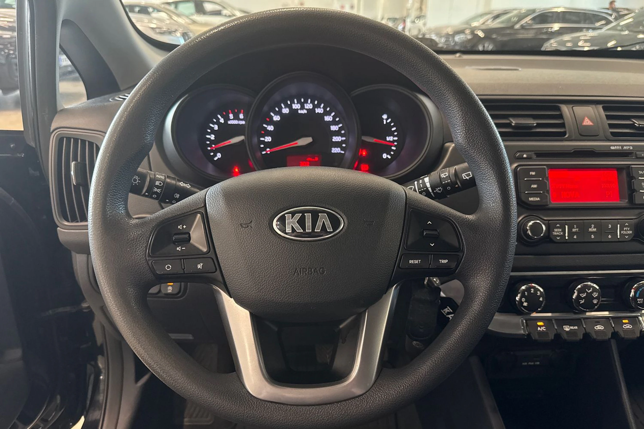 musta Kia Rio 2013 kuva 12.