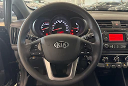 musta Kia Rio 2013 kuva 12.