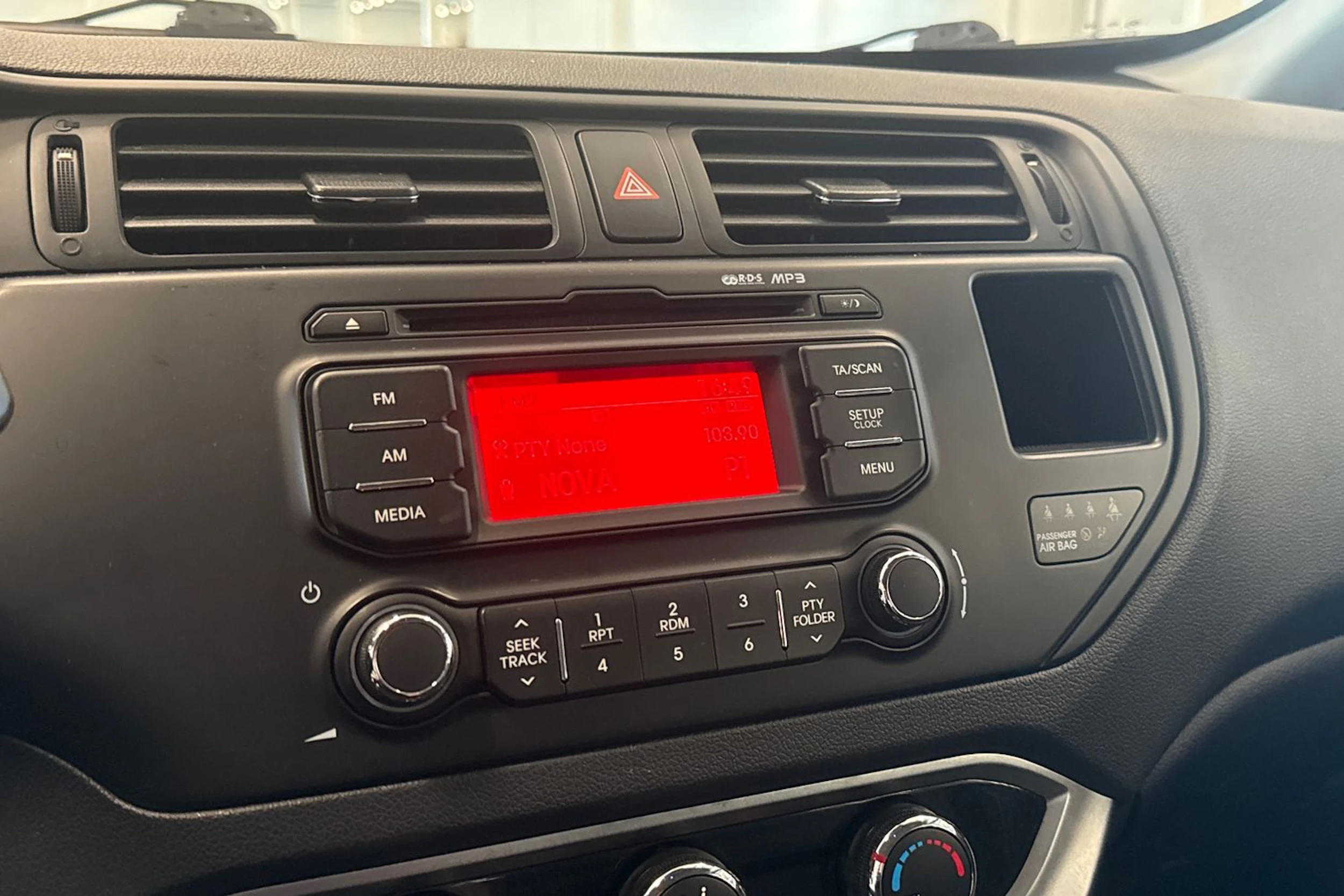 musta Kia Rio 2013 kuva 16.