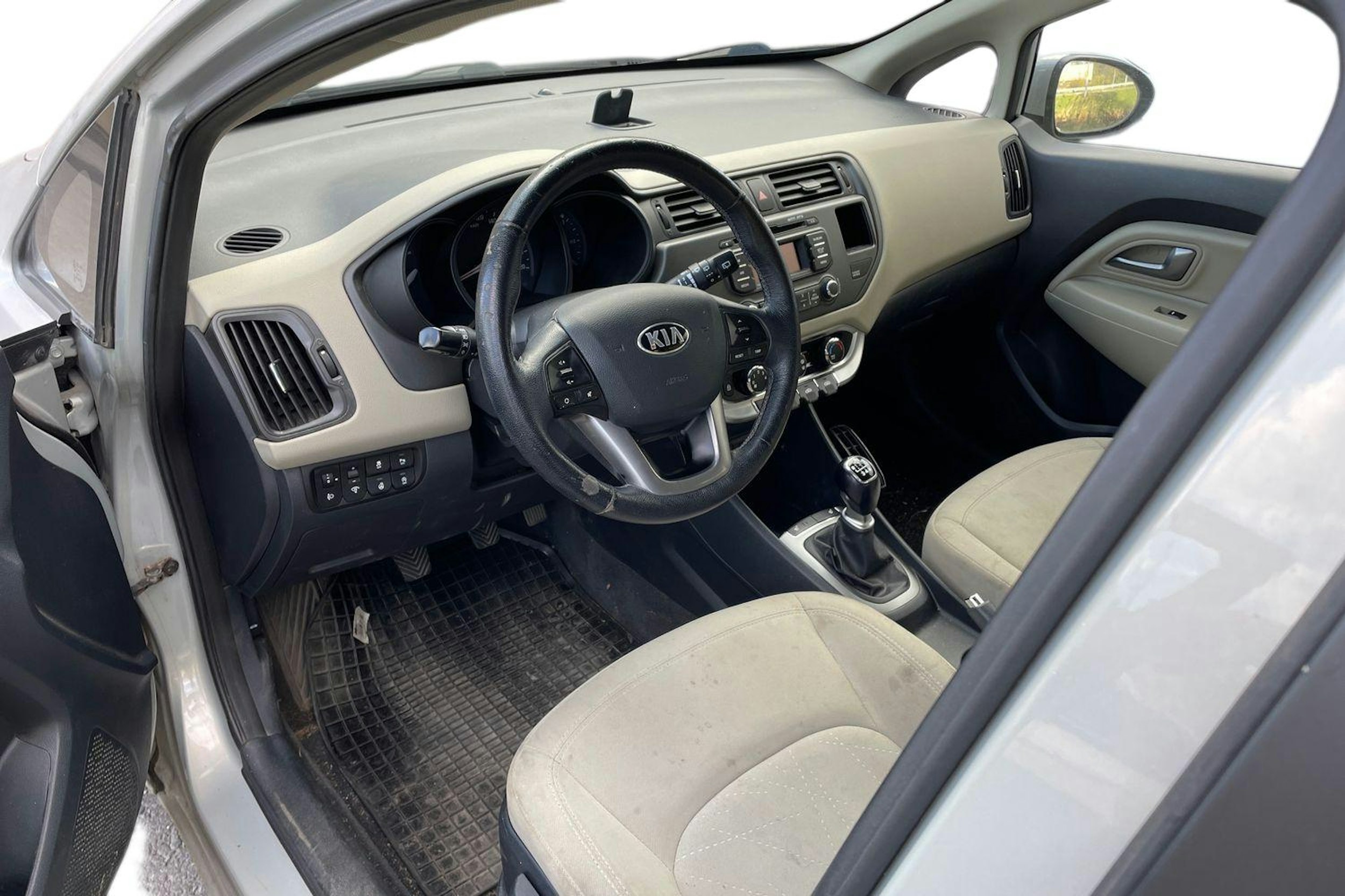 ruskea (beige) Kia Rio 2013 kuva 3.