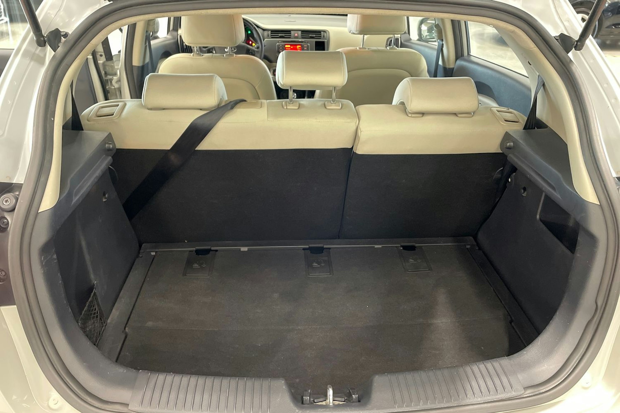 ruskea (beige) Kia Rio 2013 kuva 11.