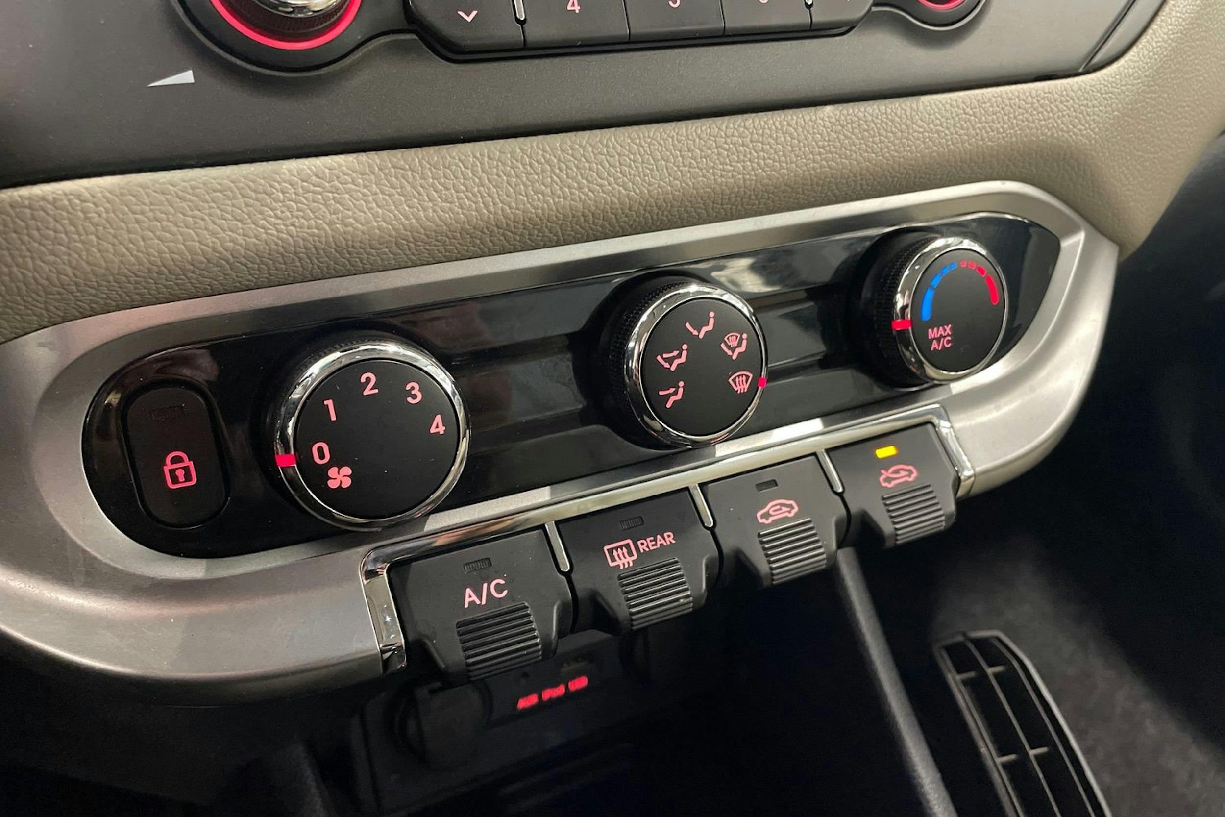 ruskea (beige) Kia Rio 2013 kuva 15.
