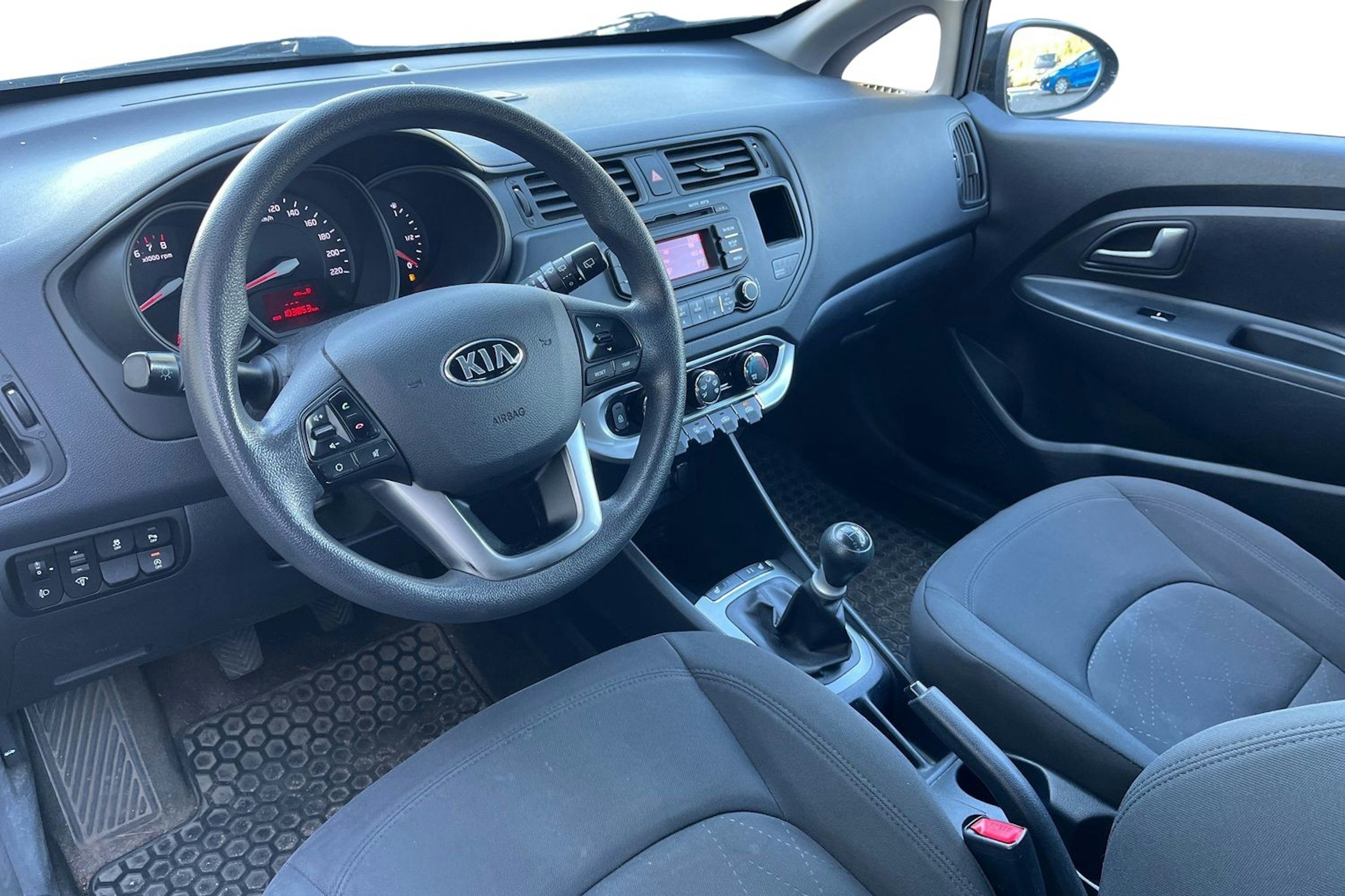 musta Kia Rio 2013 kuva 3.