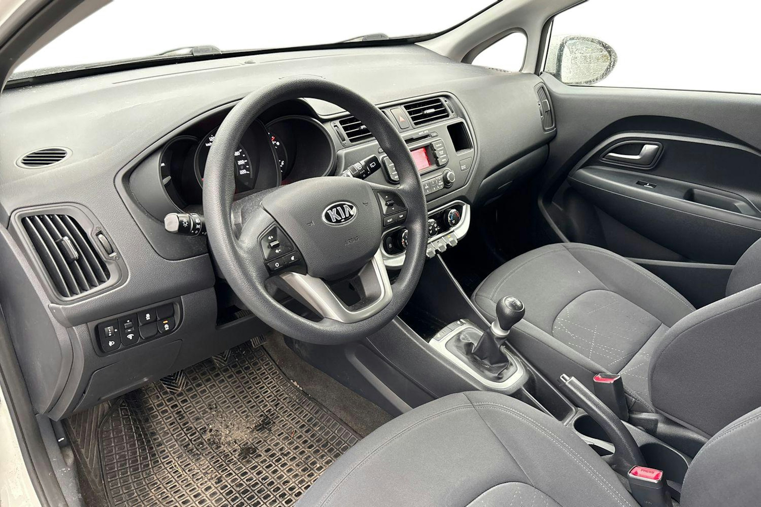 valkoinen Kia Rio 2013 kuva 3.