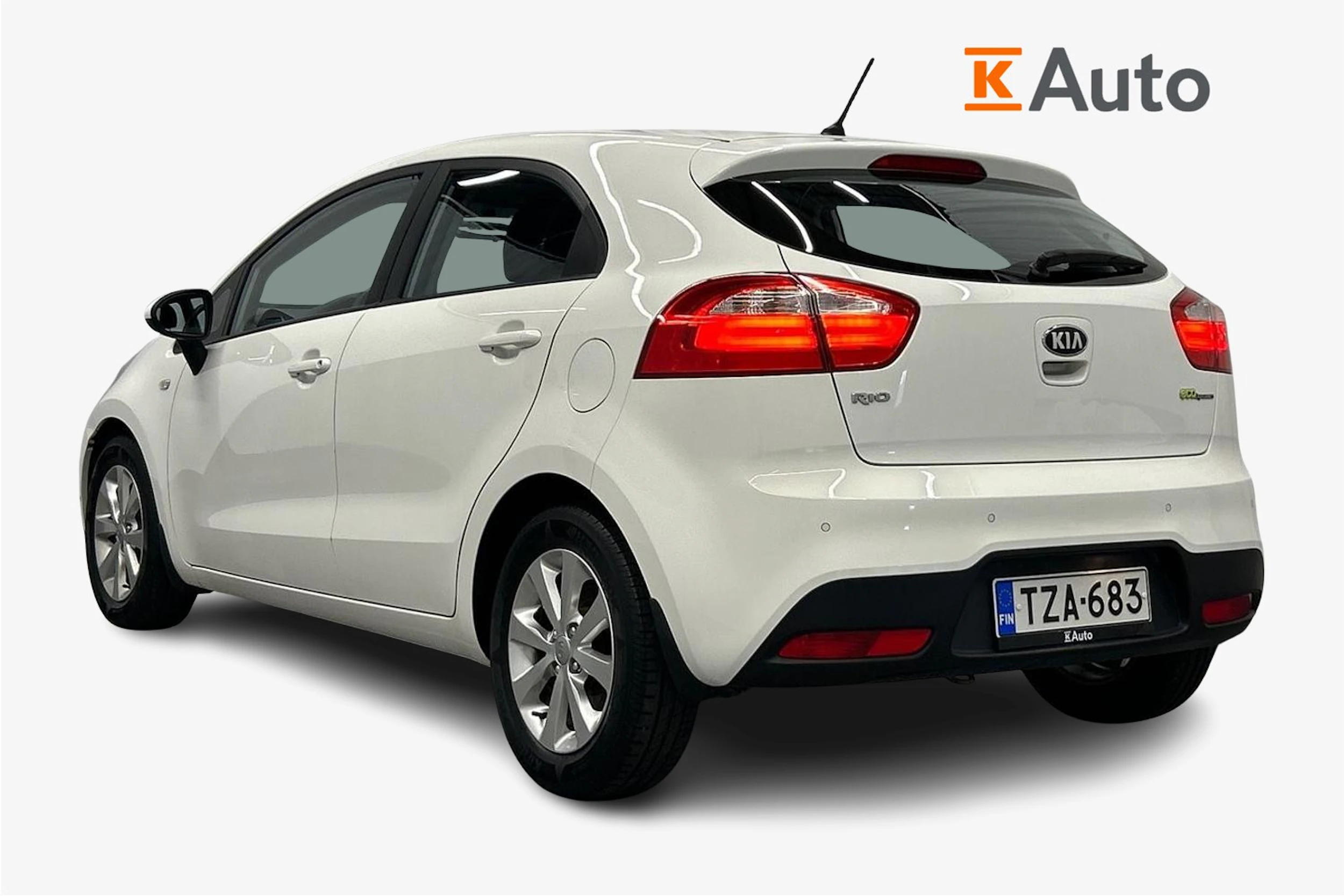 valkoinen Kia Rio 2013 kuva 2.