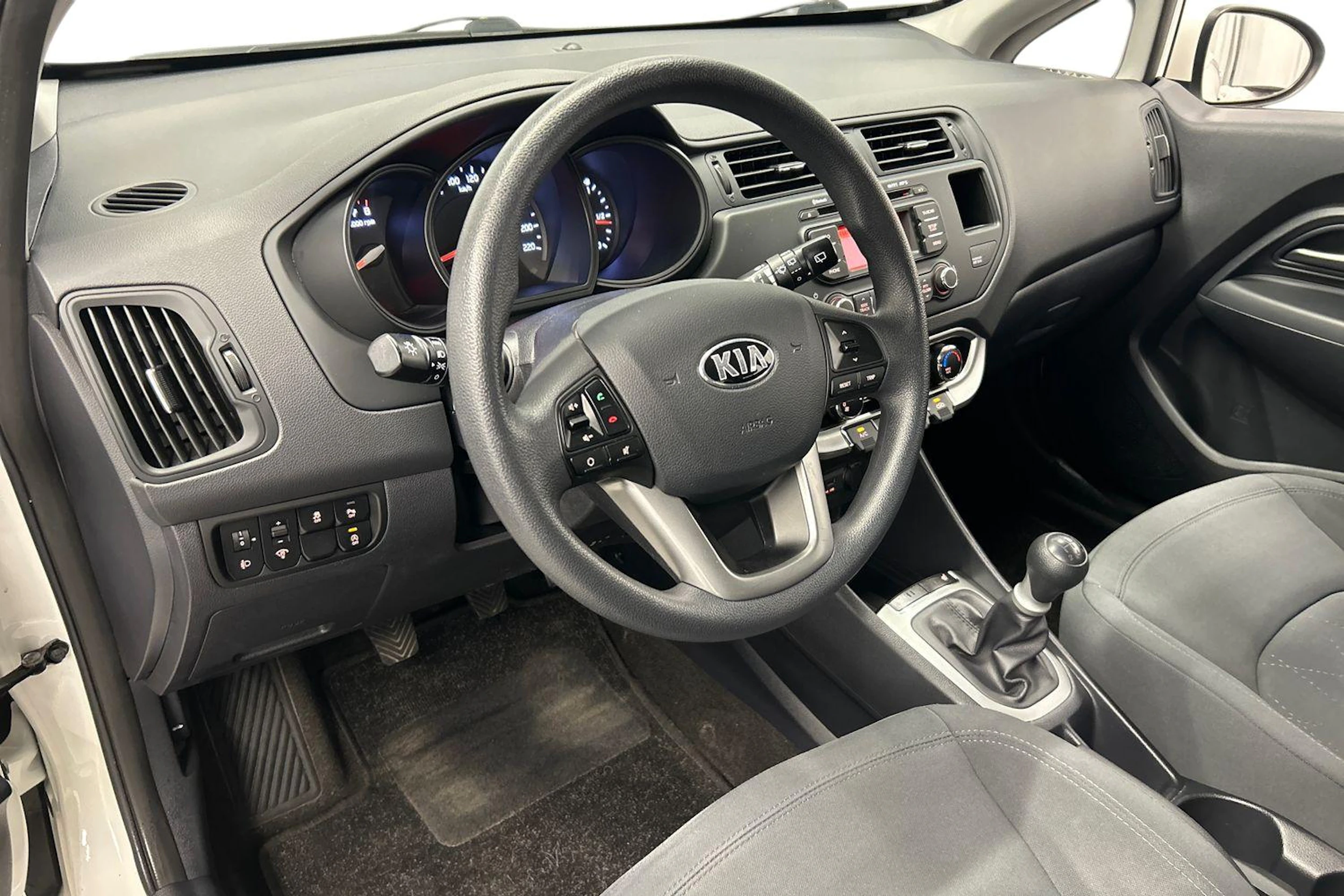 valkoinen Kia Rio 2013 kuva 6.