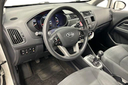 valkoinen Kia Rio 2013 kuva 6.