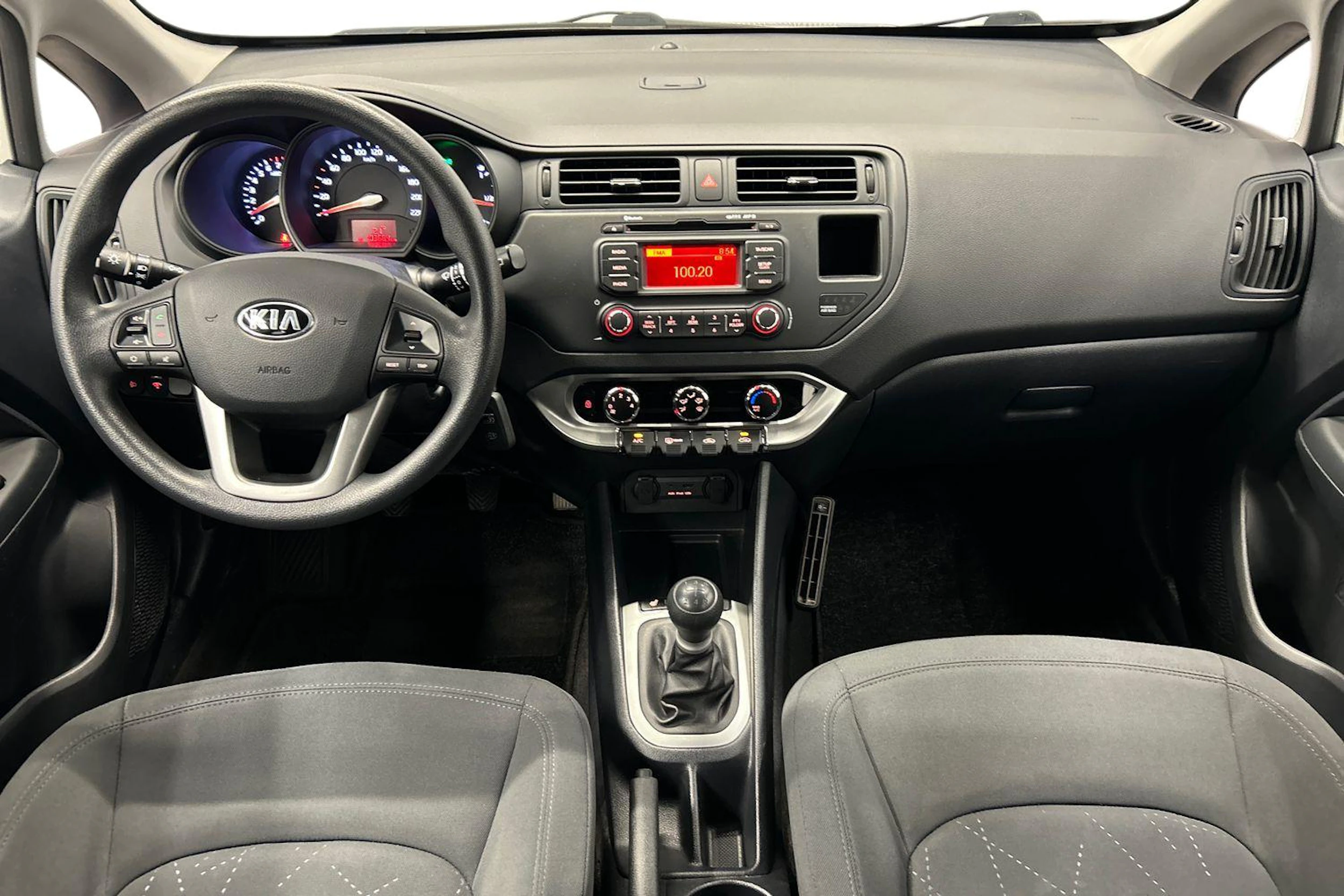 valkoinen Kia Rio 2013 kuva 7.