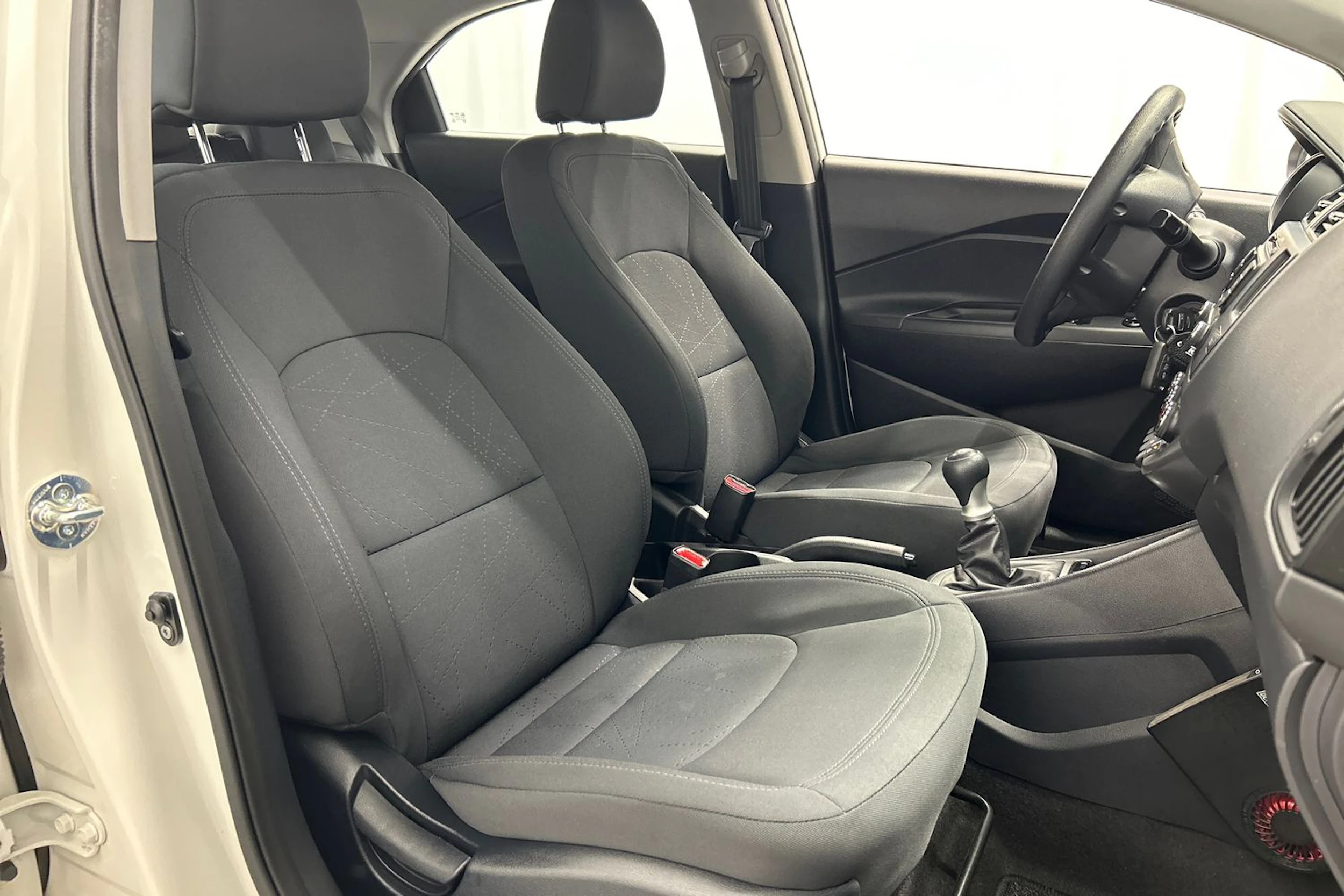 valkoinen Kia Rio 2013 kuva 11.