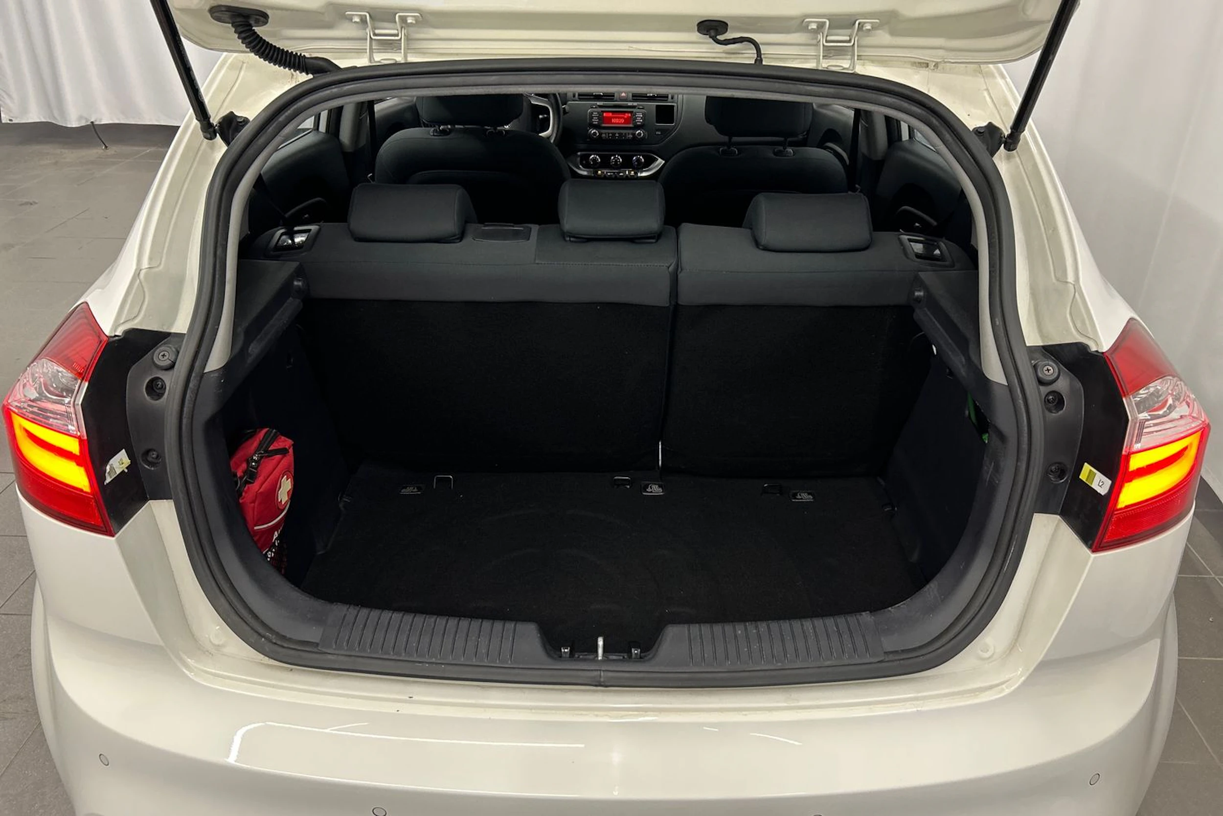 valkoinen Kia Rio 2013 kuva 12.