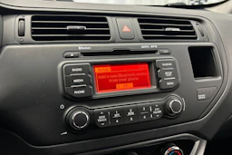 valkoinen Kia Rio 2013 kuva 17.