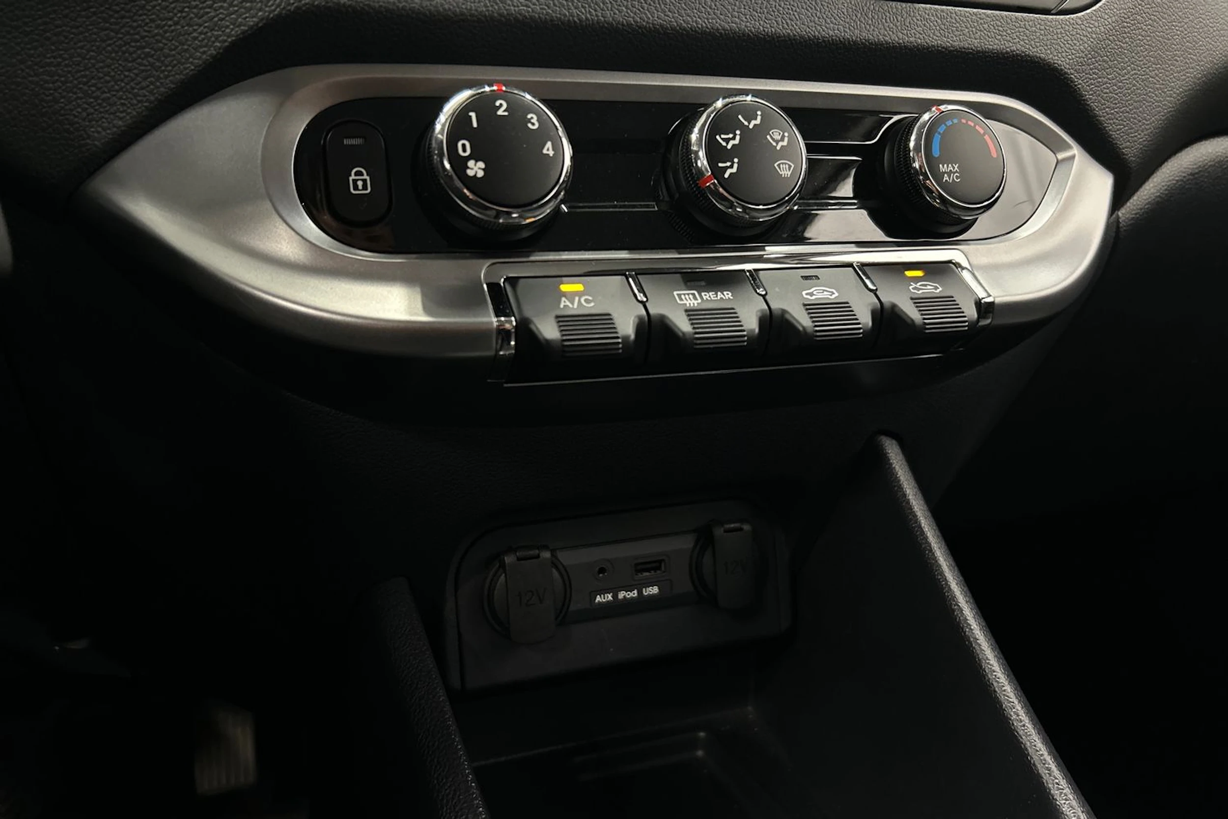 valkoinen Kia Rio 2013 kuva 18.
