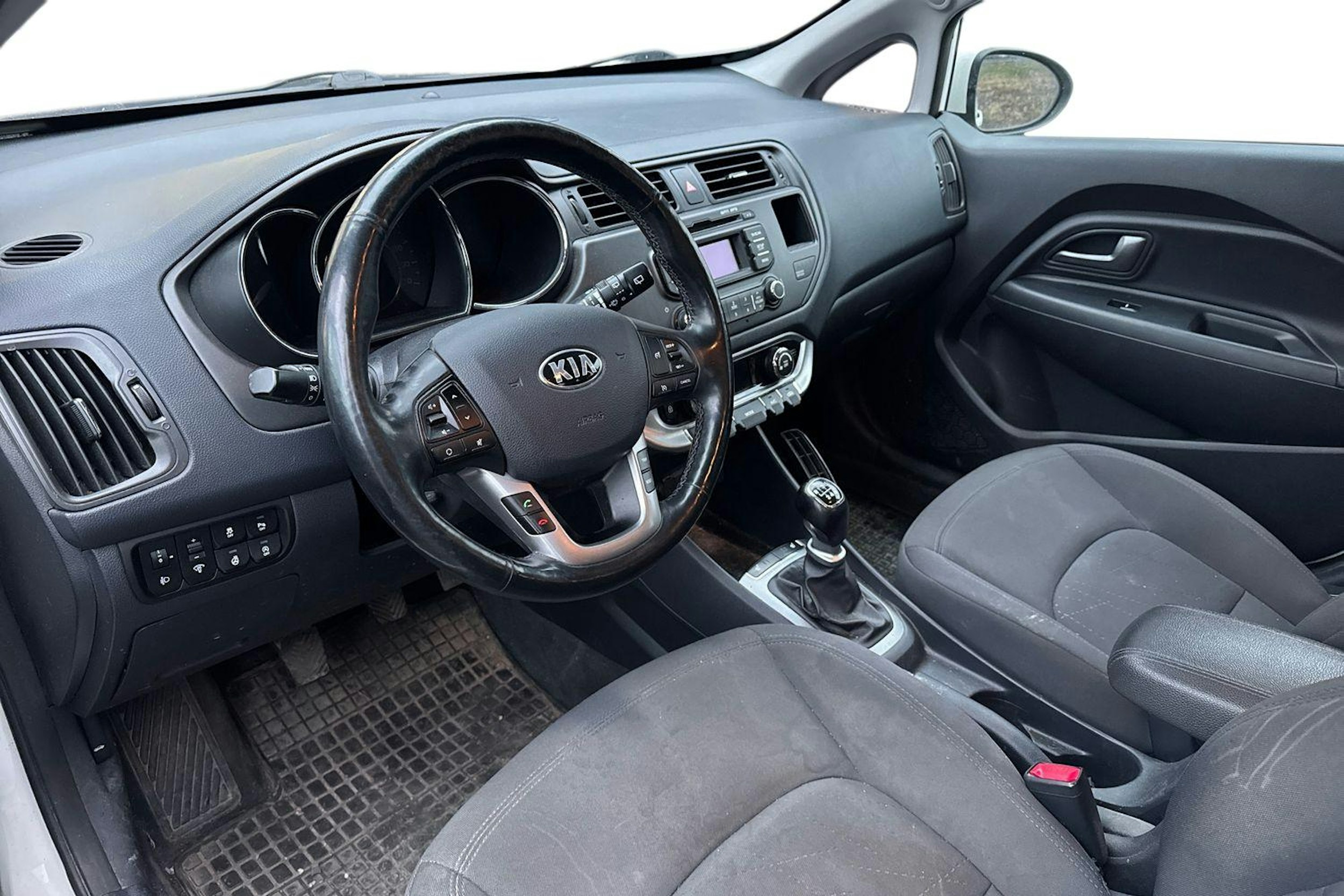 valkoinen Kia Rio 2013 kuva 3.