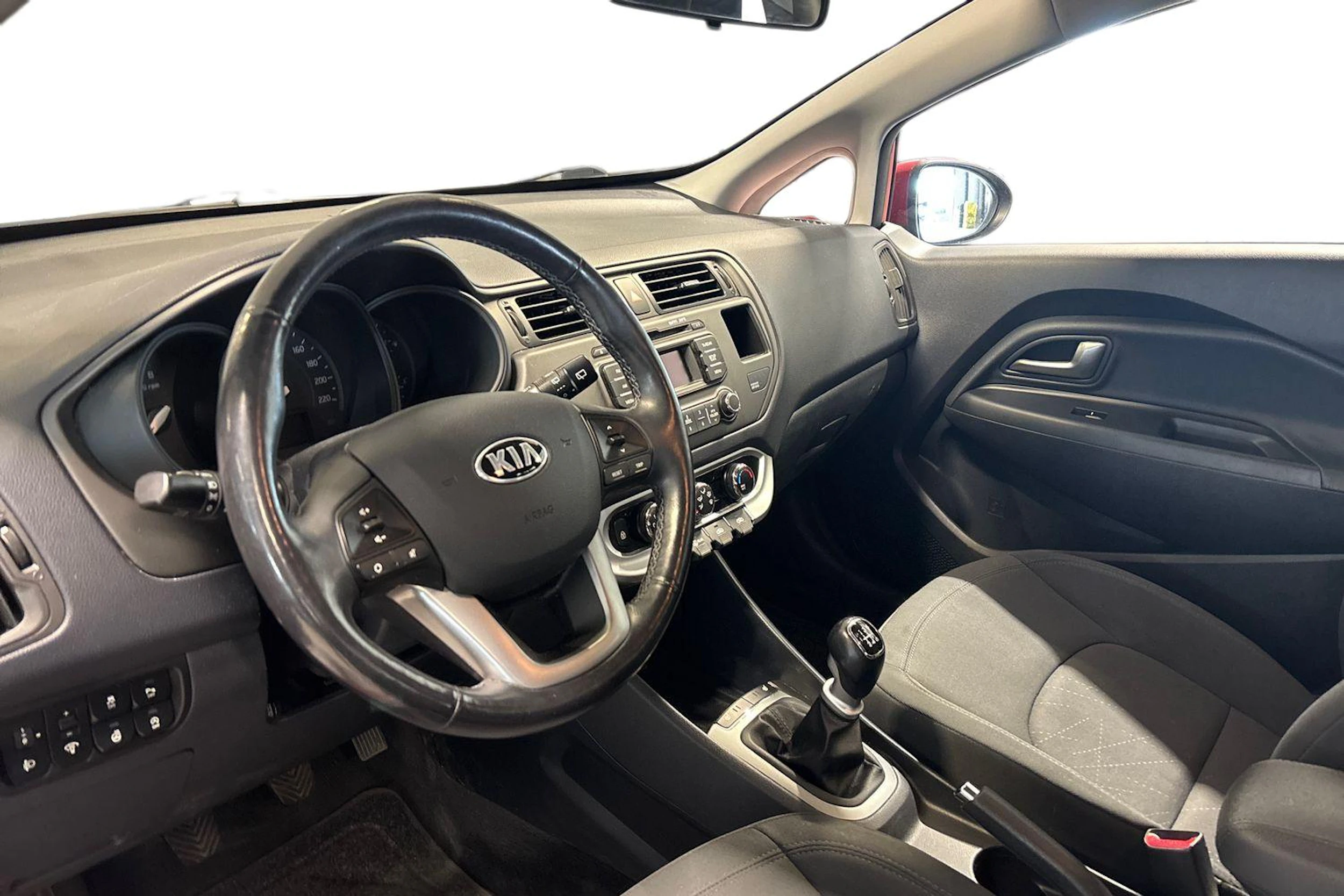 punainen Kia Rio 2014 kuva 3.
