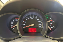 punainen Kia Rio 2014 kuva 13.